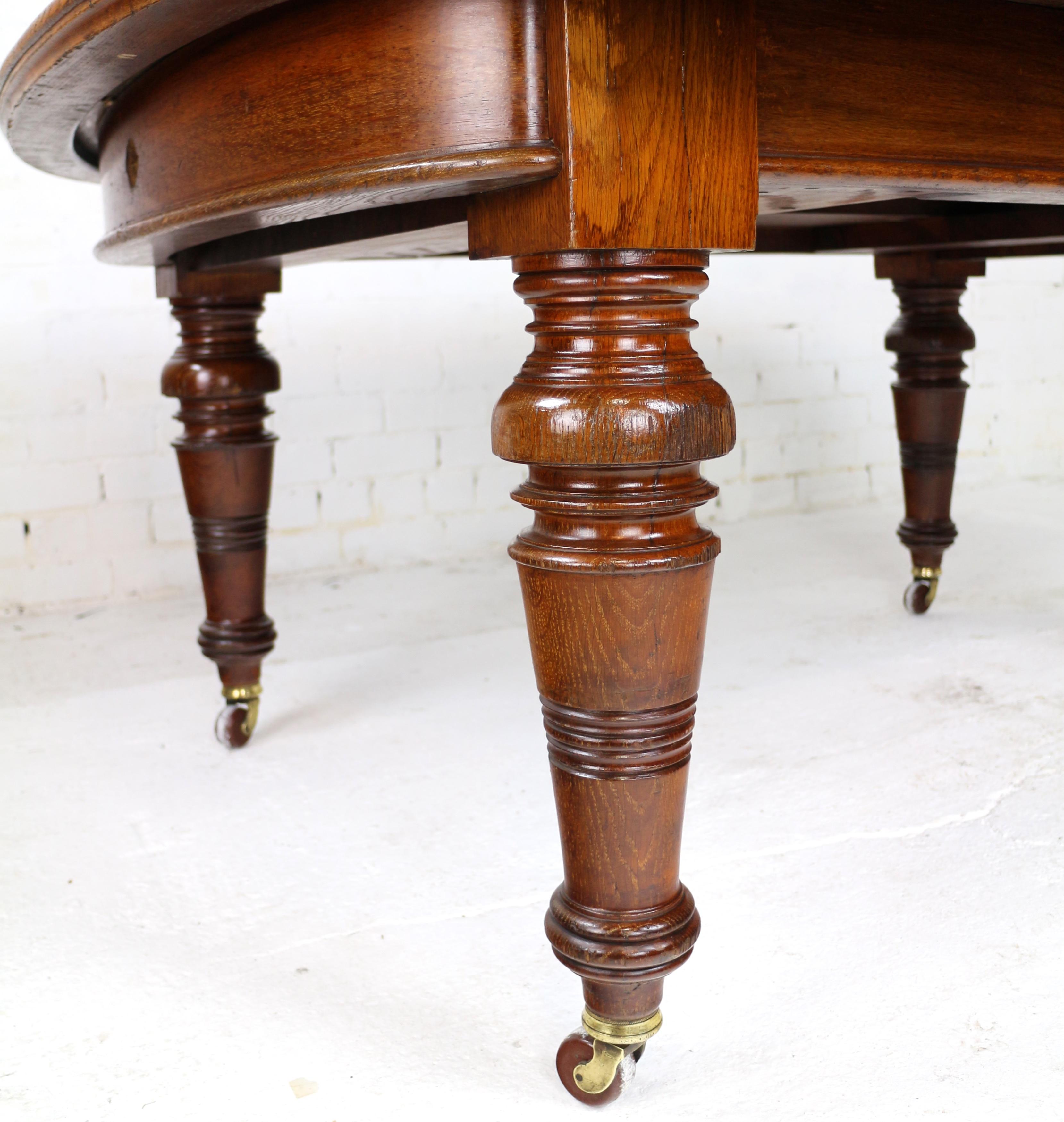 Antique English Early Victorian Oak Extending Dining Table and 5 Leaves 14