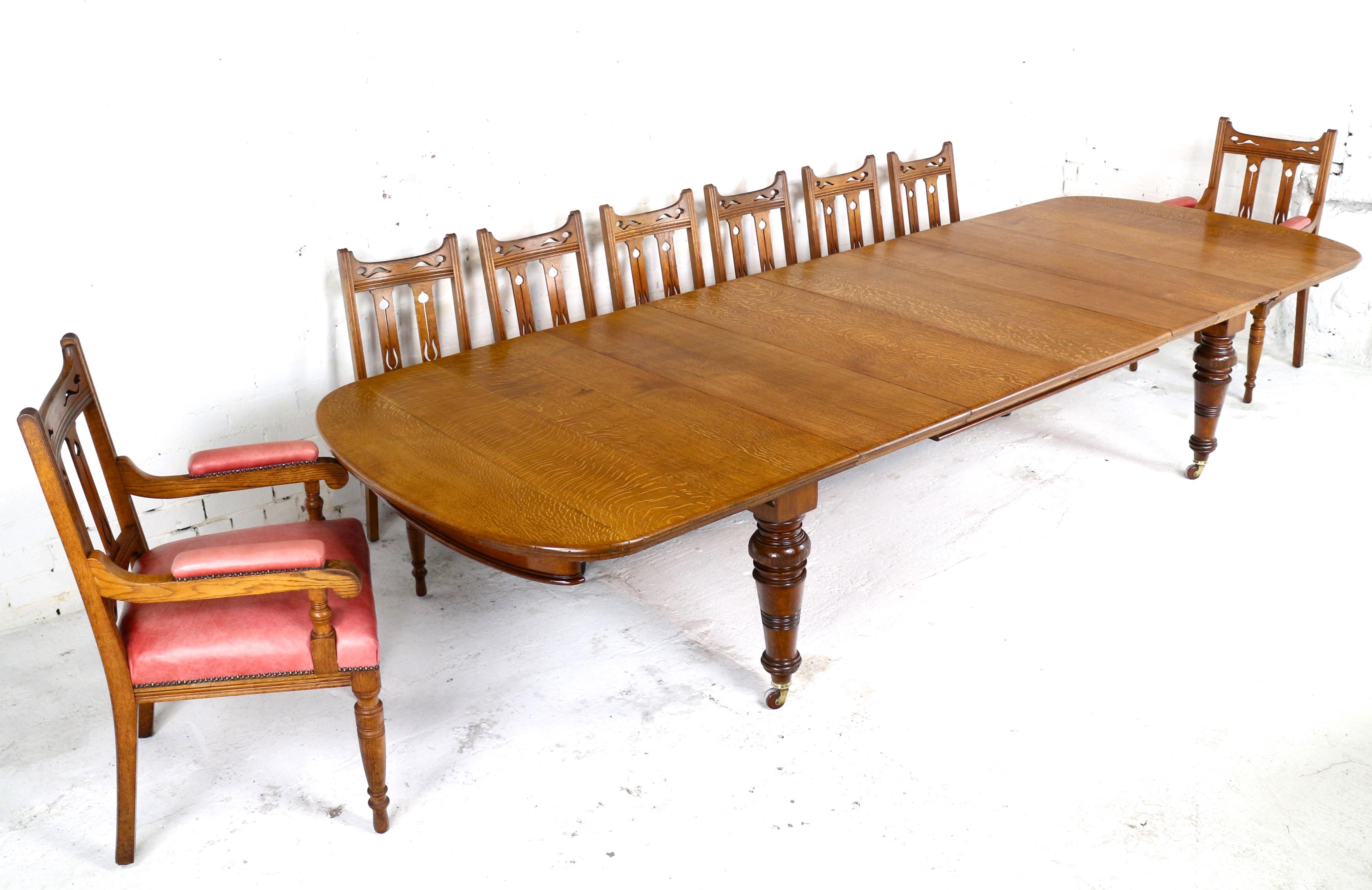 Antique English Early Victorian Oak Extending Dining Table and 5 Leaves In Good Condition In Glasgow, GB