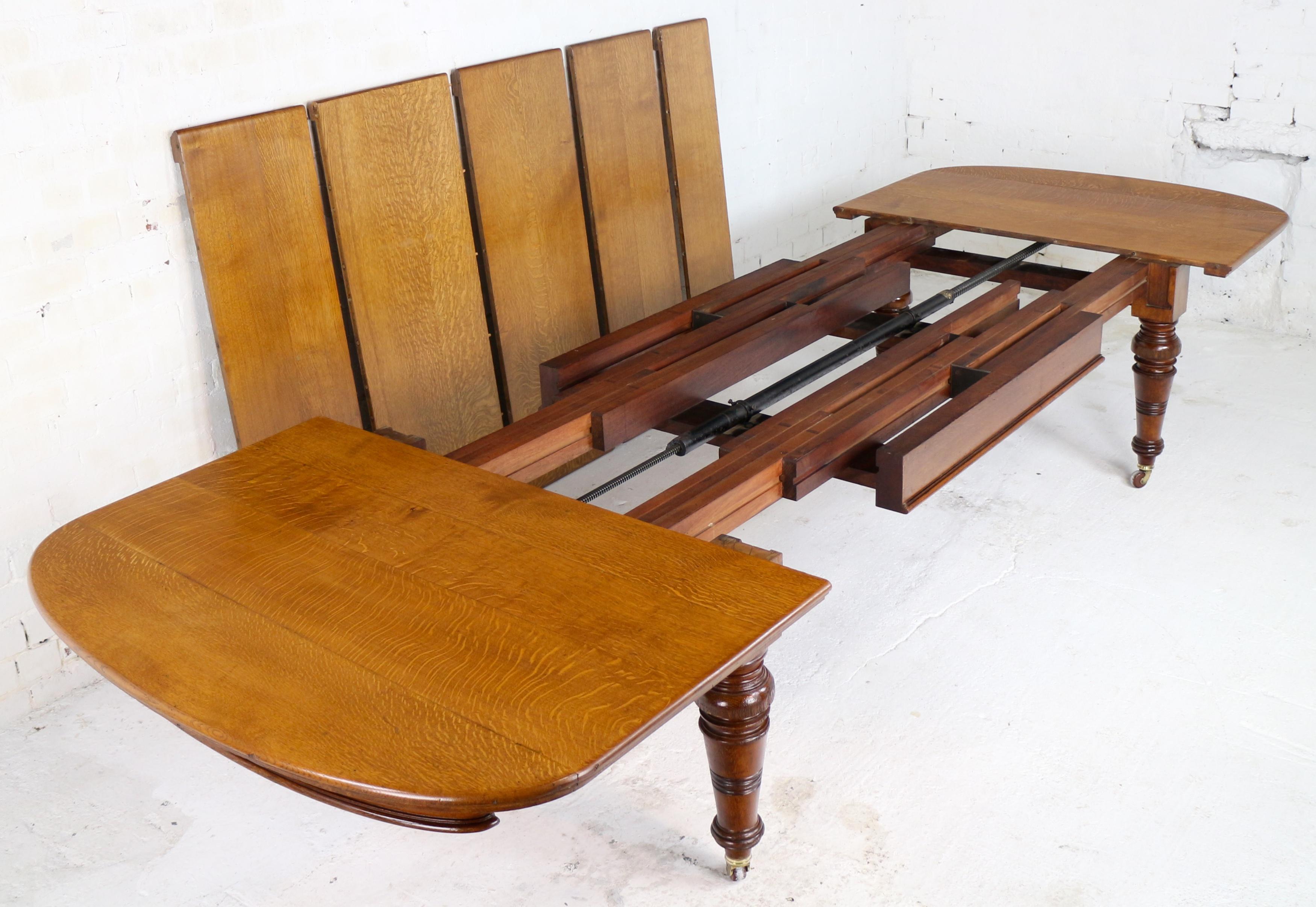 19th Century Antique English Early Victorian Oak Extending Dining Table and 5 Leaves