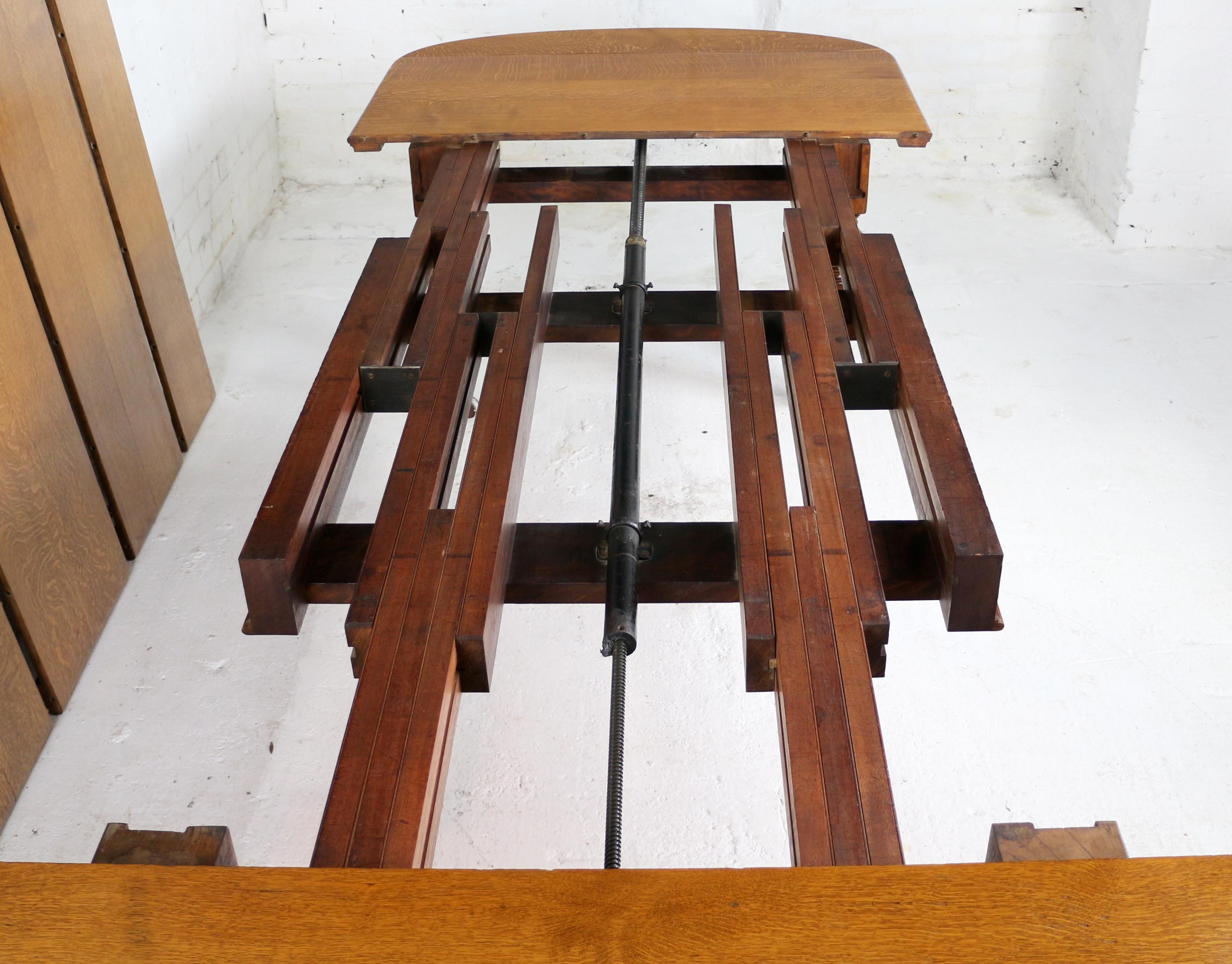 Brass Antique English Early Victorian Oak Extending Dining Table and 5 Leaves