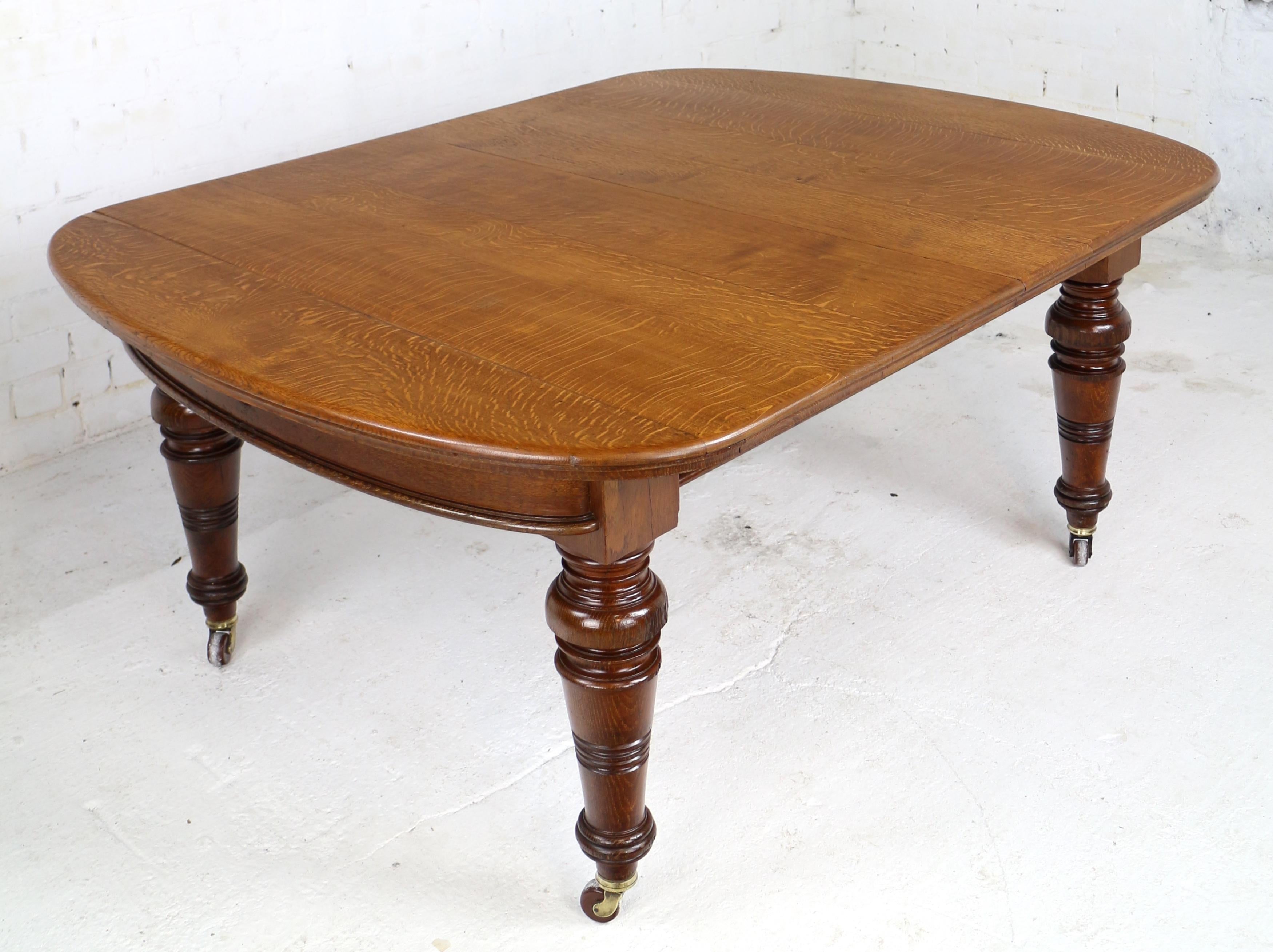 Antique English Early Victorian Oak Extending Dining Table and 5 Leaves 3