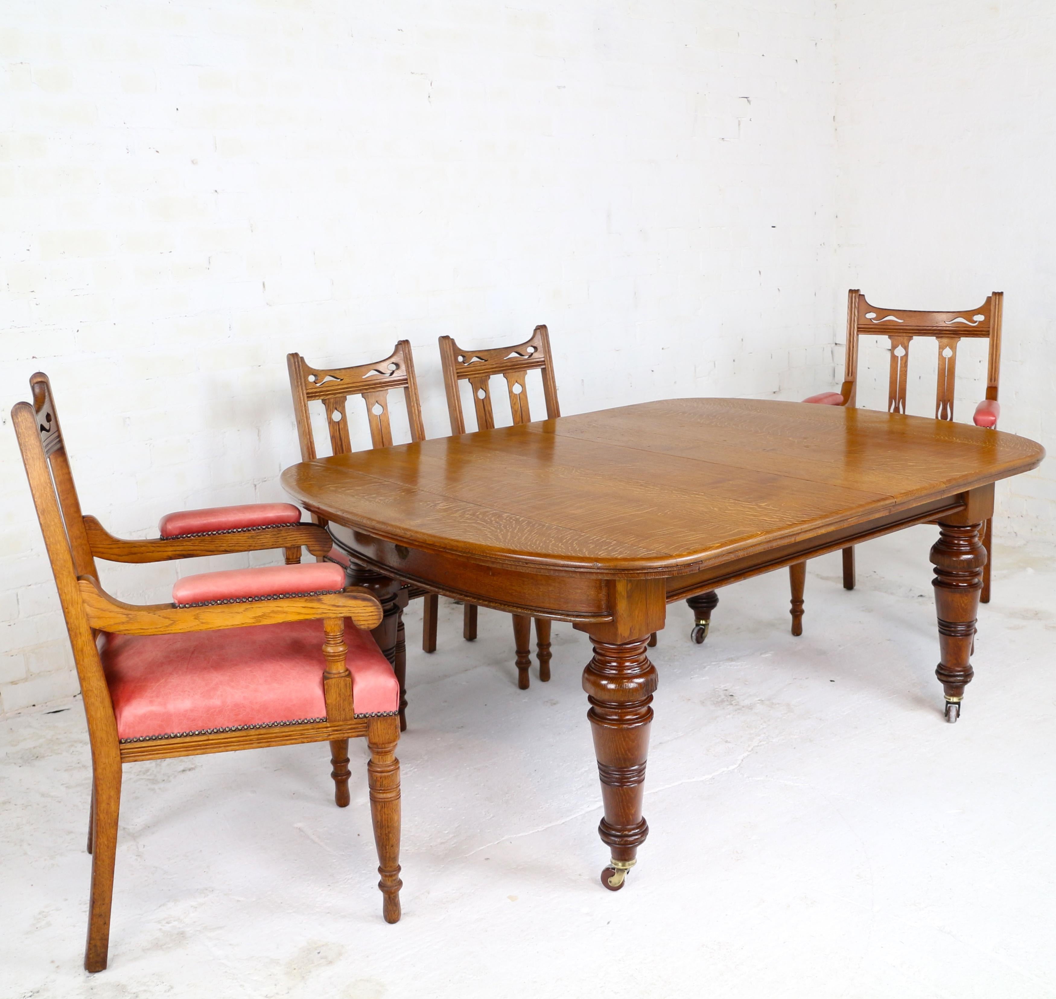 Antique English Early Victorian Oak Extending Dining Table and 5 Leaves 4