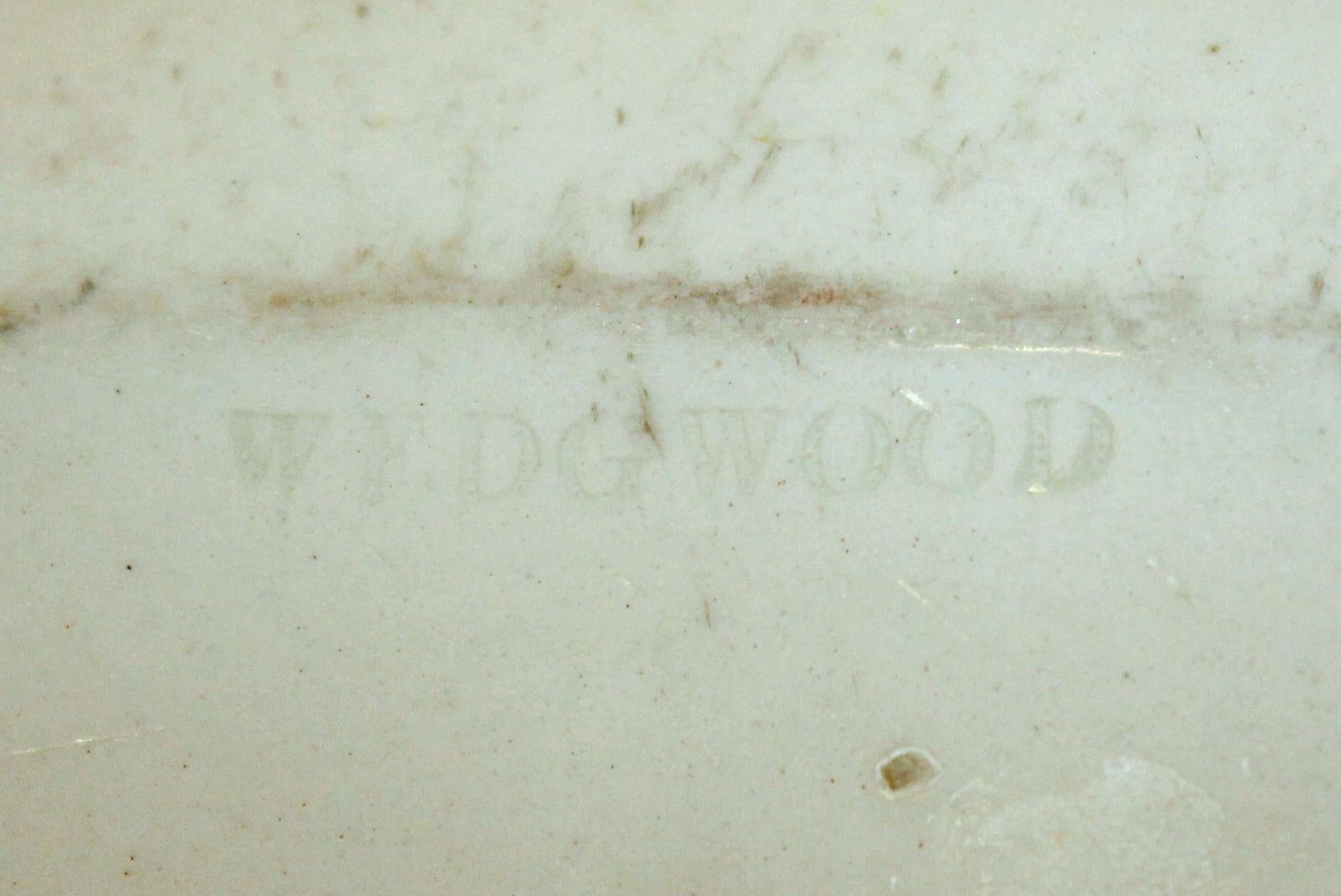 Antique plat anglais ancien « Wedgwood » en faïence peint à la main en vente 3