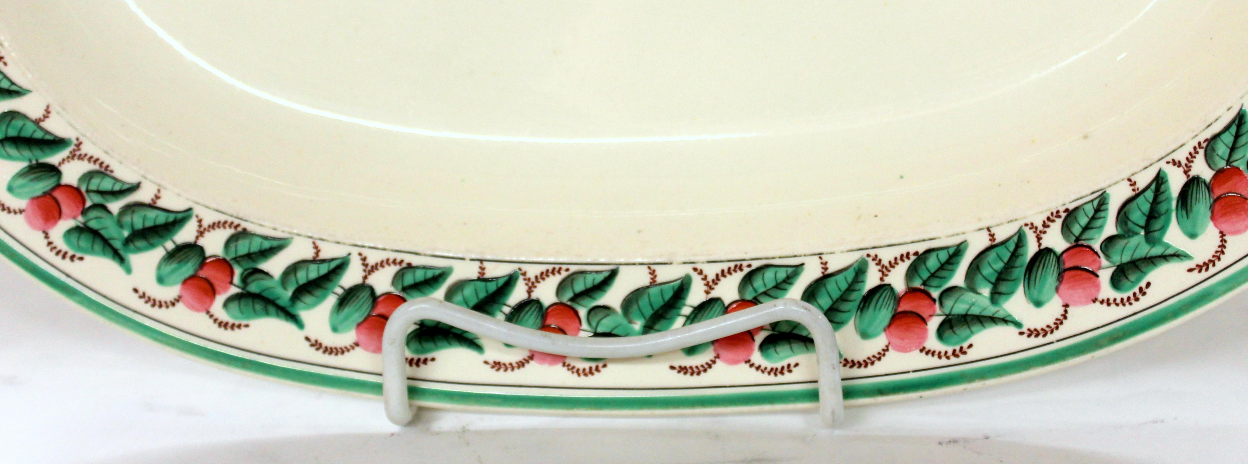 Antique plat anglais ancien « Wedgwood » en faïence peint à la main Bon état - En vente à Charleston, SC