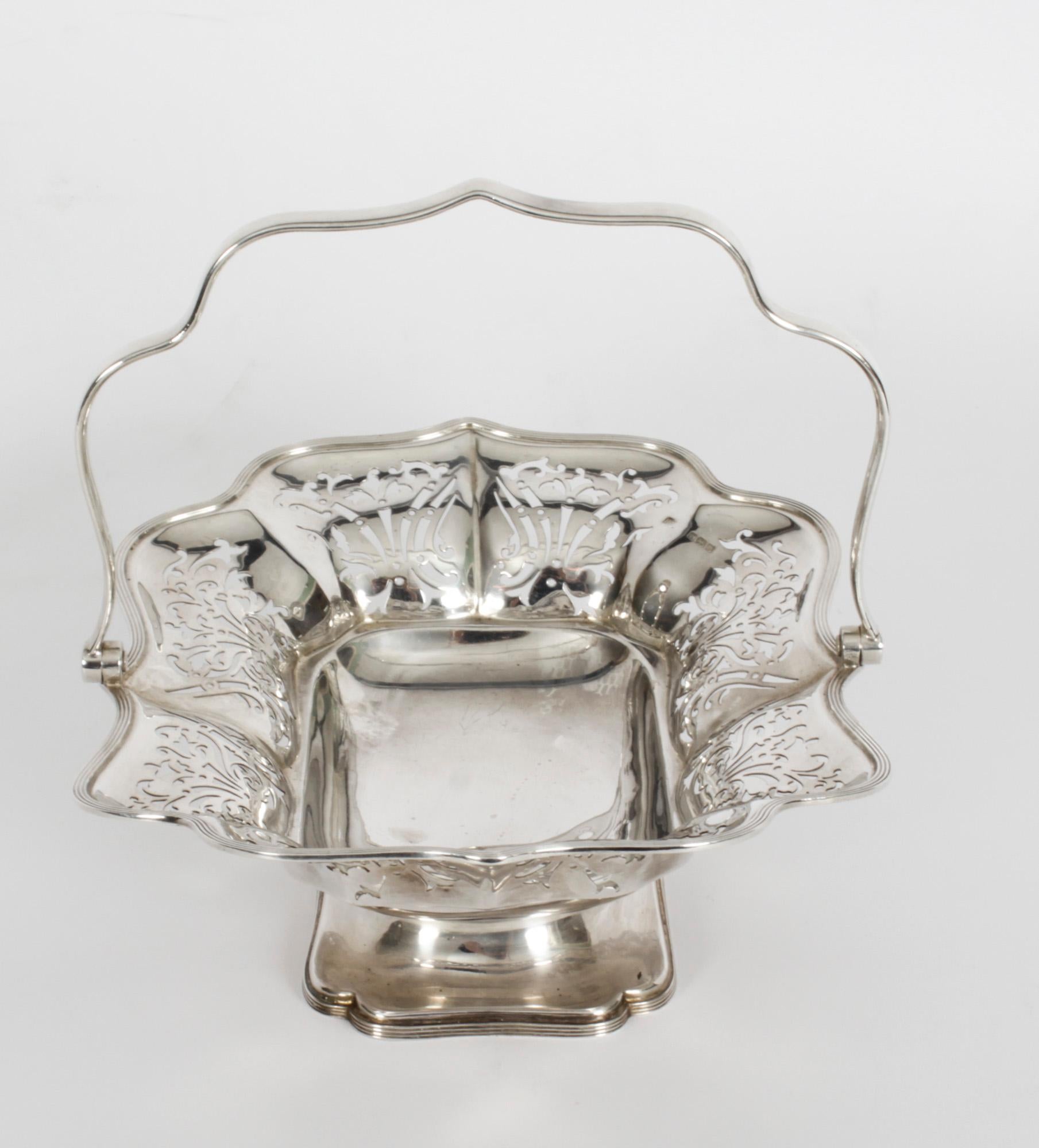 Antique English Edward VII  Sterling Silver Fruit Bread Basket Sheffield, 1907 In Good Condition For Sale In London, GB