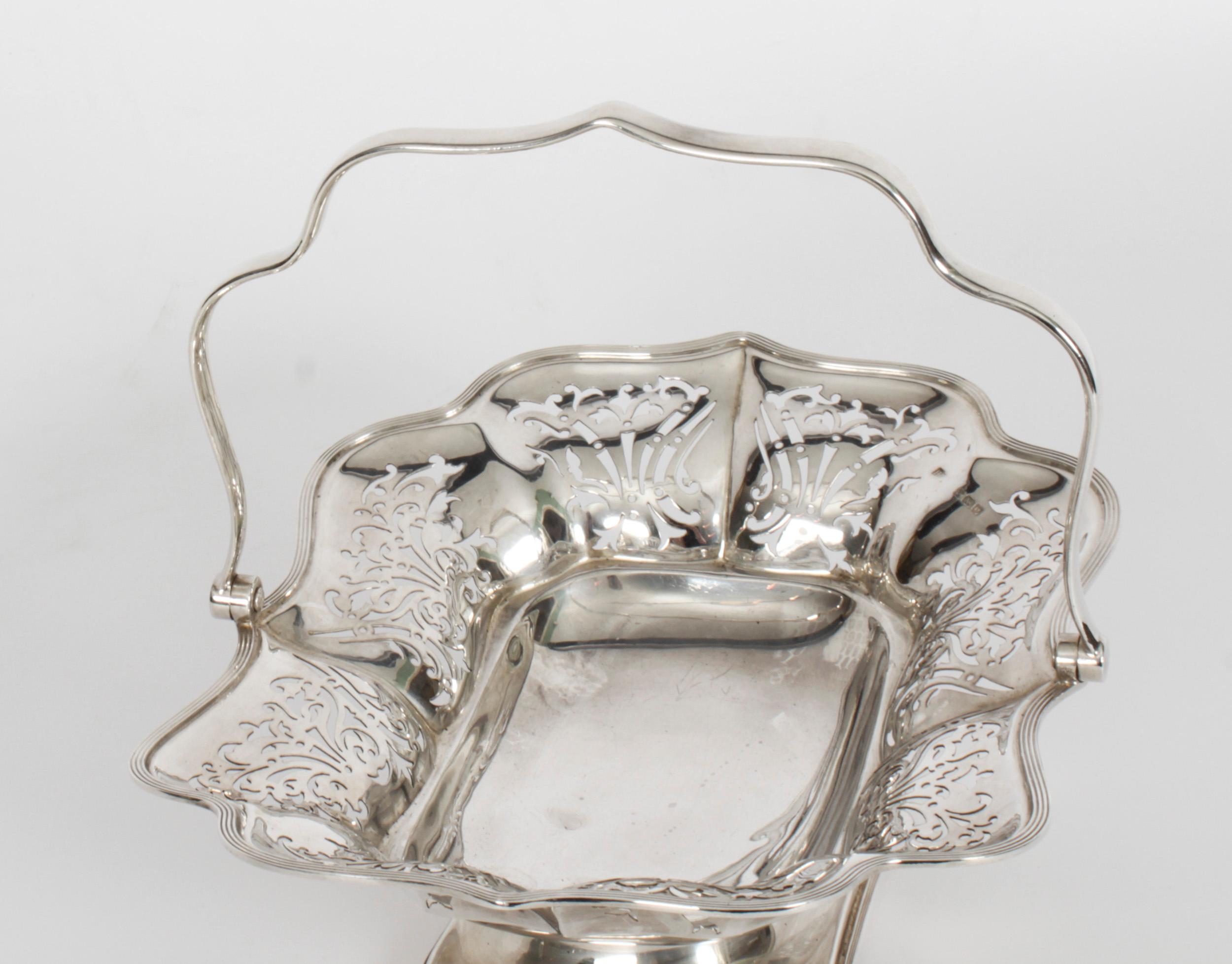 Early 20th Century Antique English Edward VII  Sterling Silver Fruit Bread Basket Sheffield, 1907 For Sale