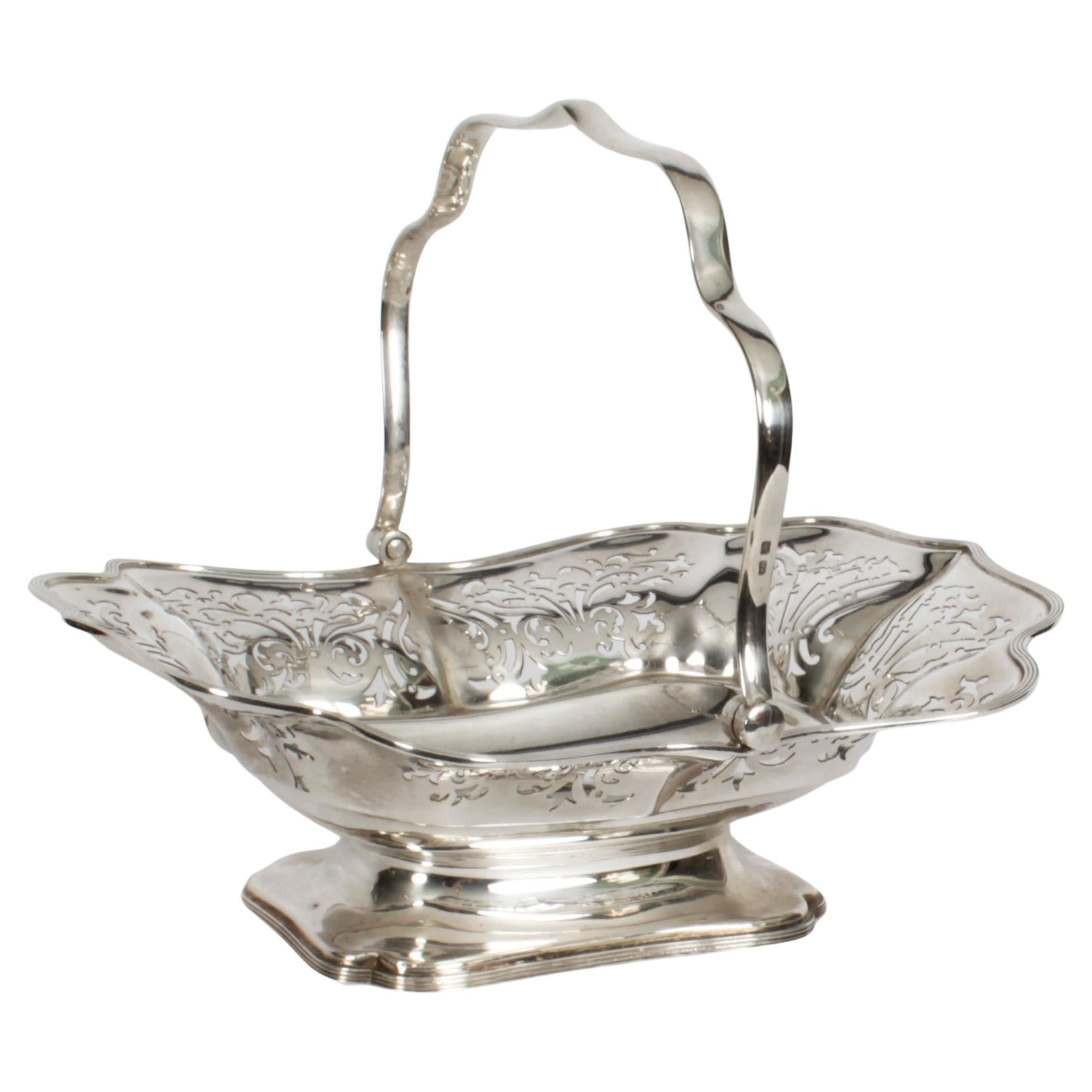 Antique English Edward VII  Sterling Silver Fruit Bread Basket Sheffield, 1907 For Sale