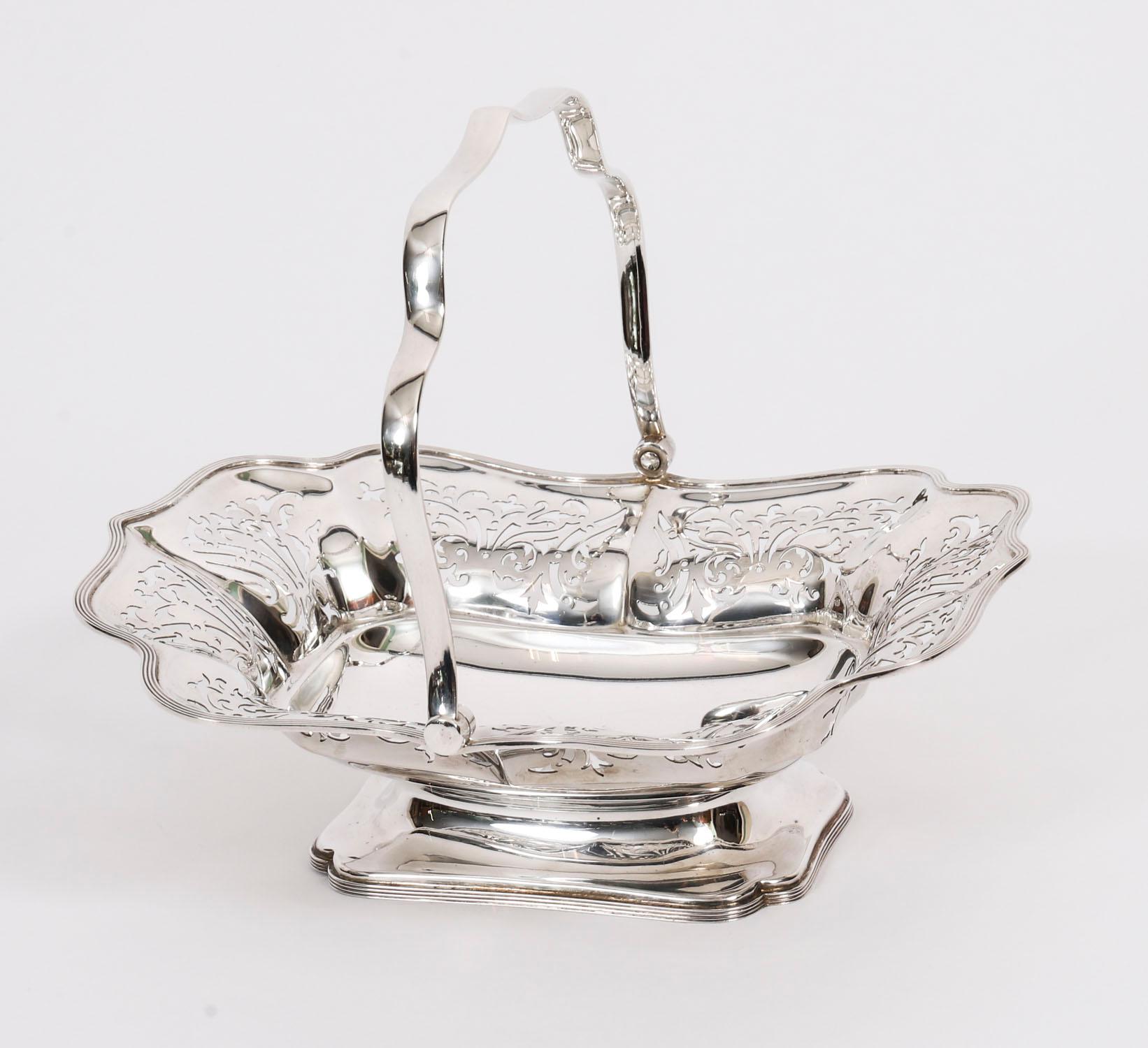Dies ist eine außergewöhnlich feine antike englische Edwardian Sterling Silber Obstkorb mit Punzierungen für Sheffield 1907 und der Hersteller Marke von Atkin Brothers.

Dieser prächtige Korb hat einen geformten Schwenkgriff an einem ausgestellten,