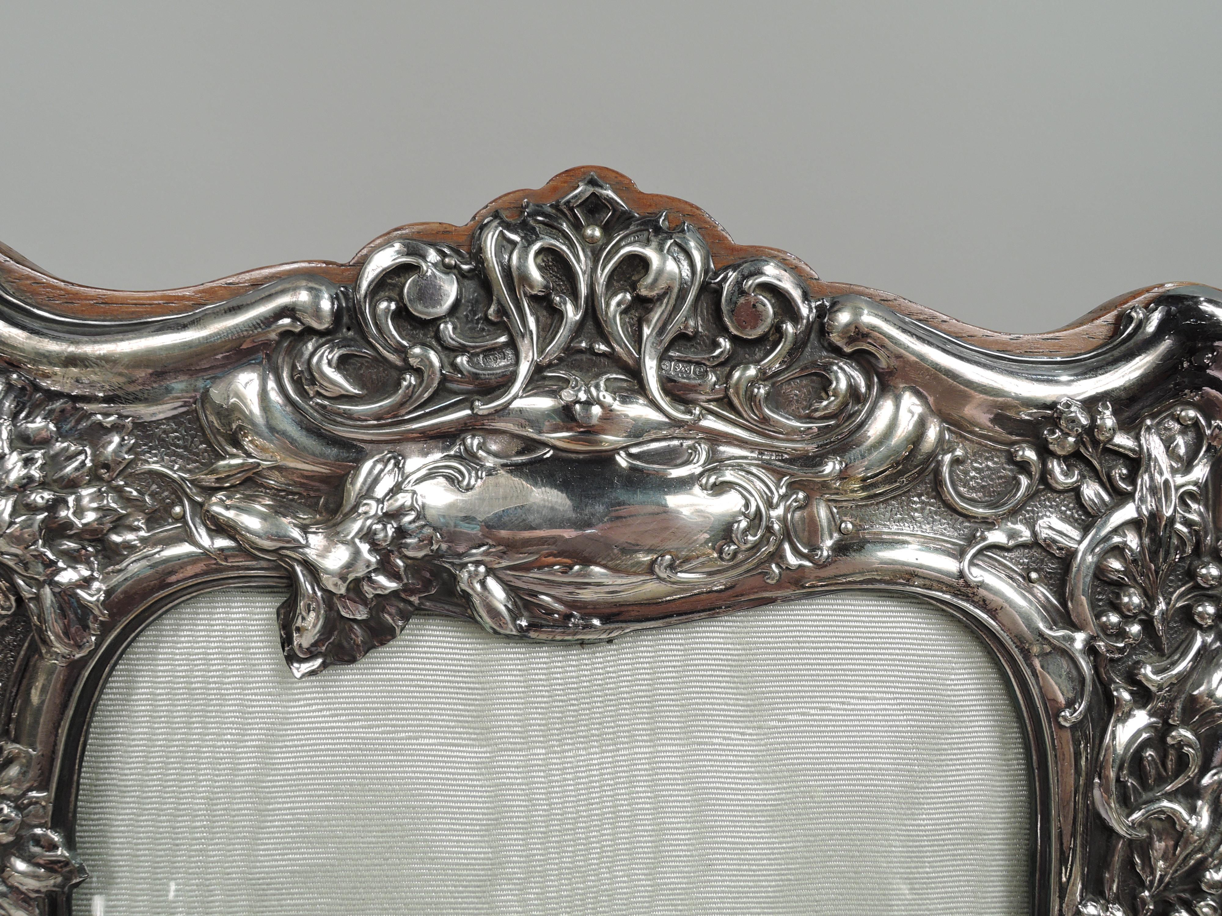 Antique English Edwardian Art Nouveau Sterling Silver Picture Frame In Good Condition For Sale In New York, NY