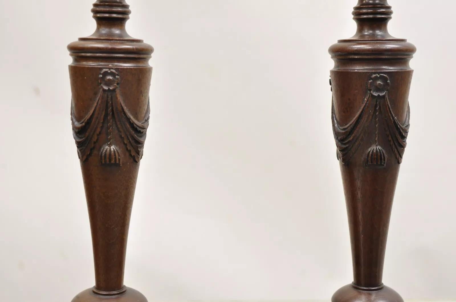 Antiguos Candelabros Sencillos de Caoba Tallados a Torno Ingleses de la Época Eduardiana - Pareja. Circa finales del siglo XIX. Medidas: 12