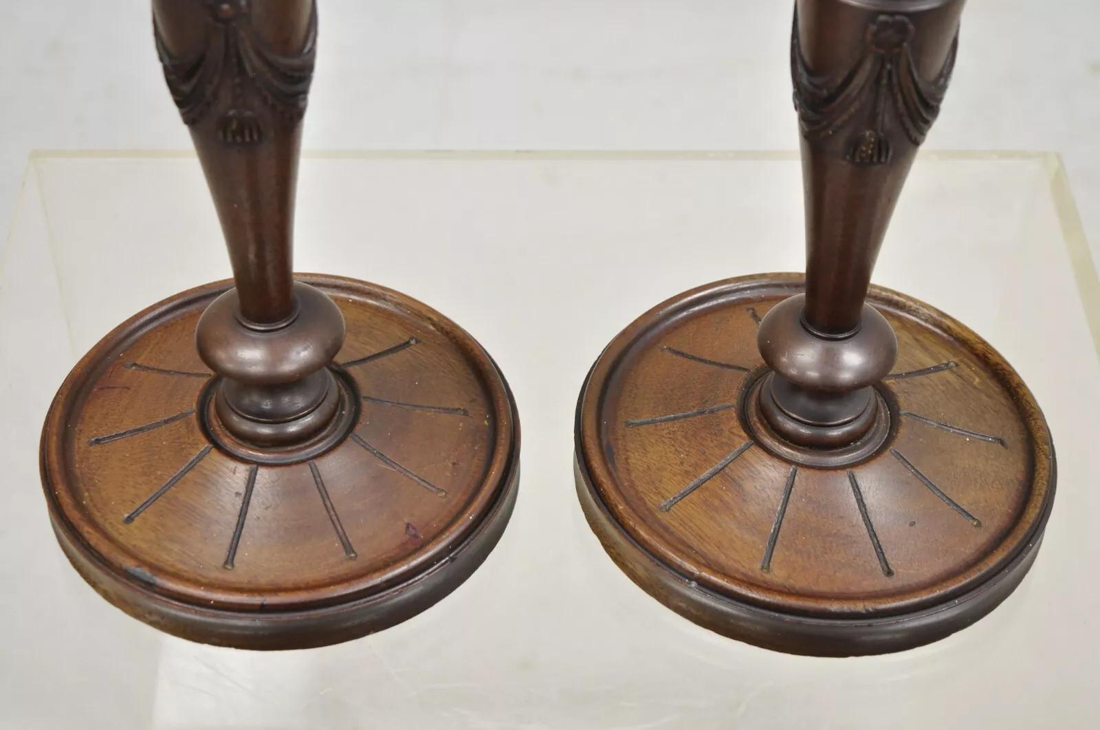 Antiguo Palo de Vela Sencillo de Caoba Tallado Inglés Eduardiano - Pareja en Bueno estado para la venta en Philadelphia, PA