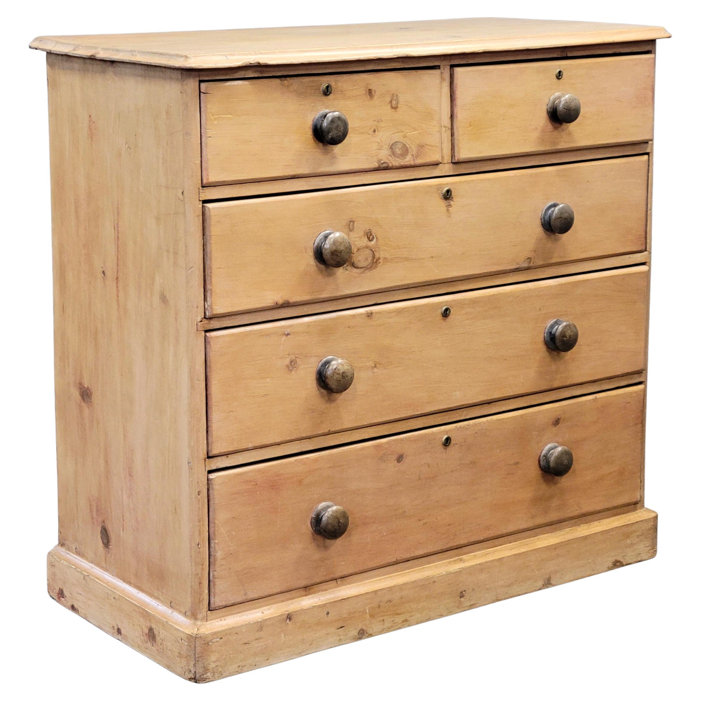 Hand-Crafted Commodes et coffres à tiroirs