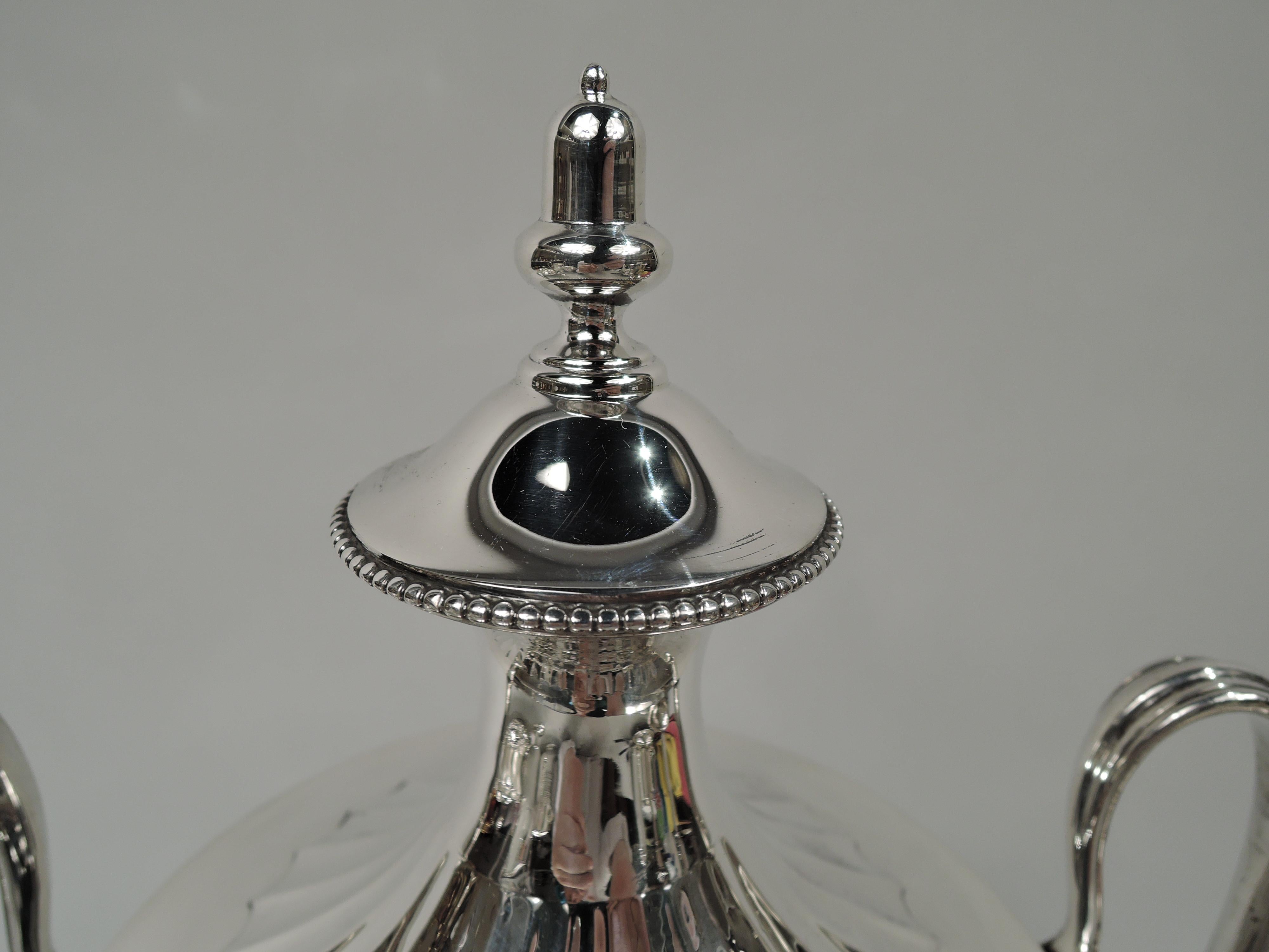 Antique English Edwardian Classical Sterling Silver Covered Urn In Excellent Condition For Sale In New York, NY