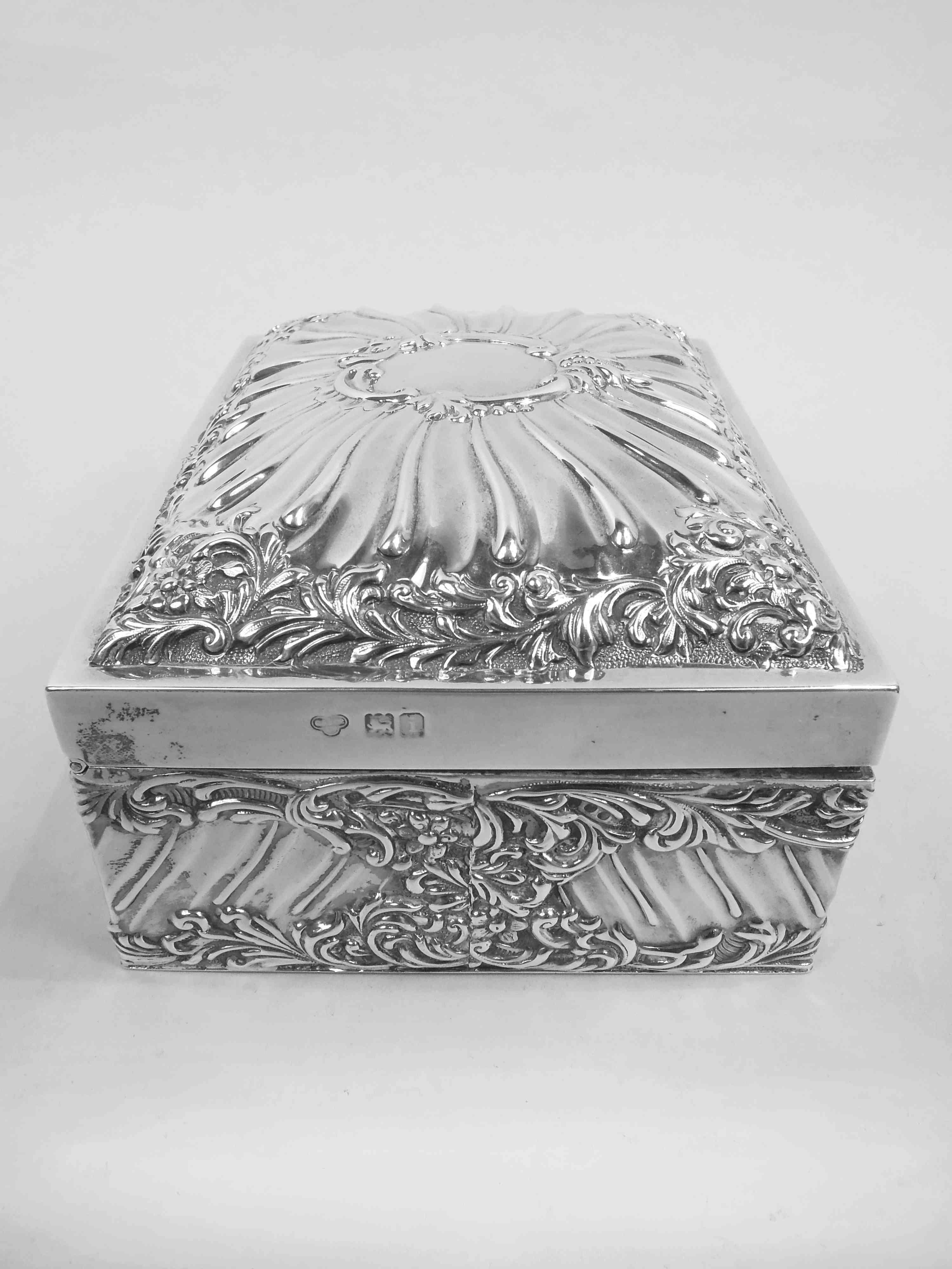 Antique English Edwardian Classical Sterling Silver Jewelry Box, 1904 In Good Condition In New York, NY