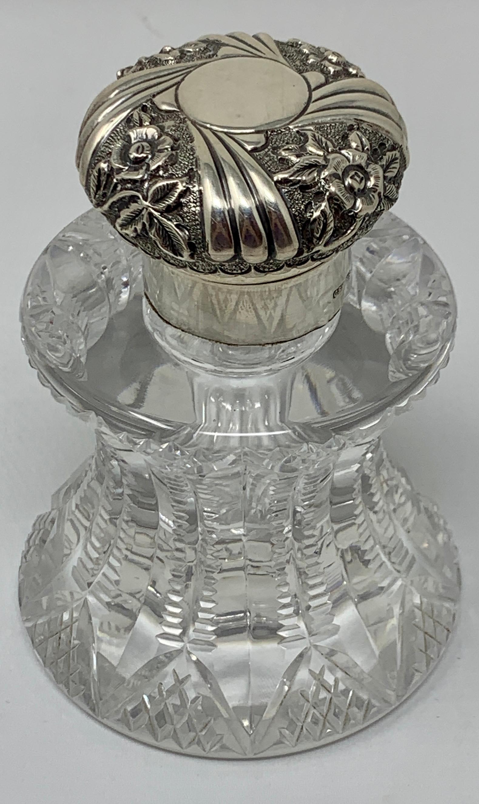 Bel encrier anglais édouardien ancien en cristal taillé et argent sterling, datant des années 1900.