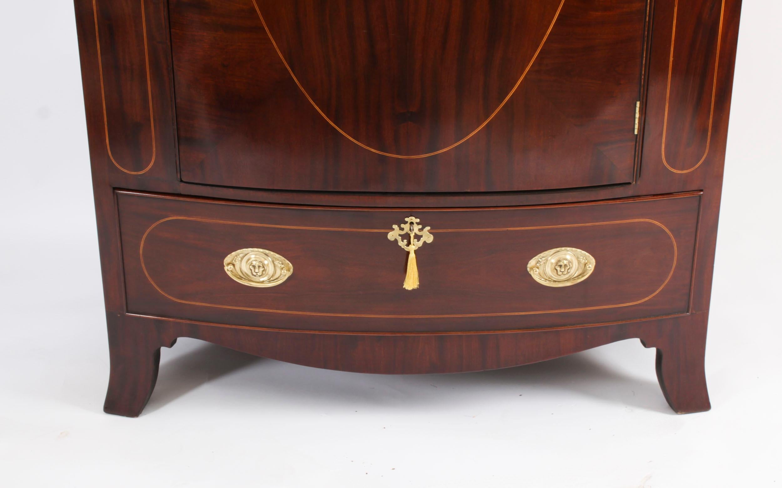 Antique English Edwardian Flame Mahogany Bowfront Wardrobe C1900 In Good Condition In London, GB