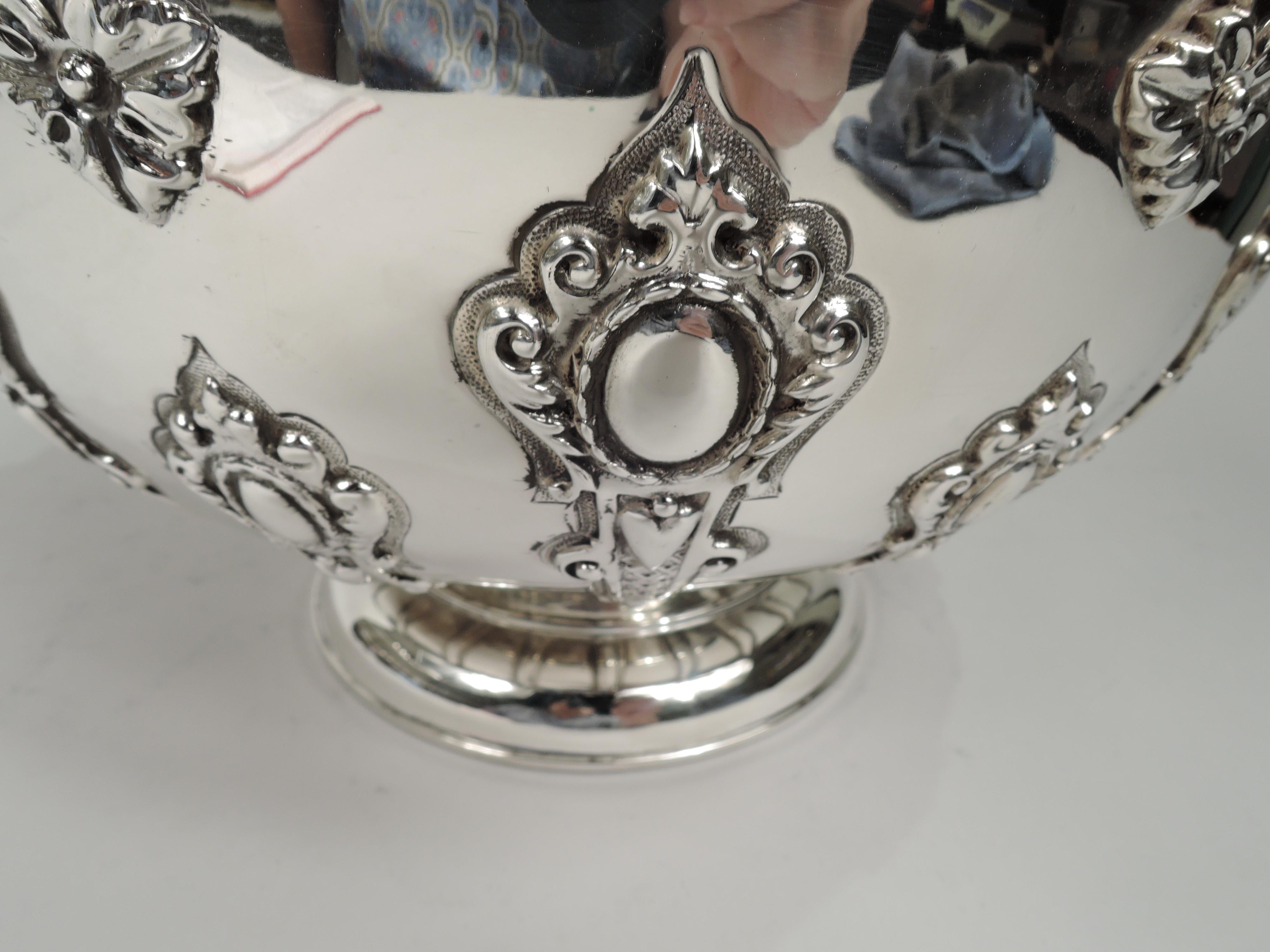 Antique English Edwardian Georgian Sterling Silver Monteith Bowl In Excellent Condition For Sale In New York, NY