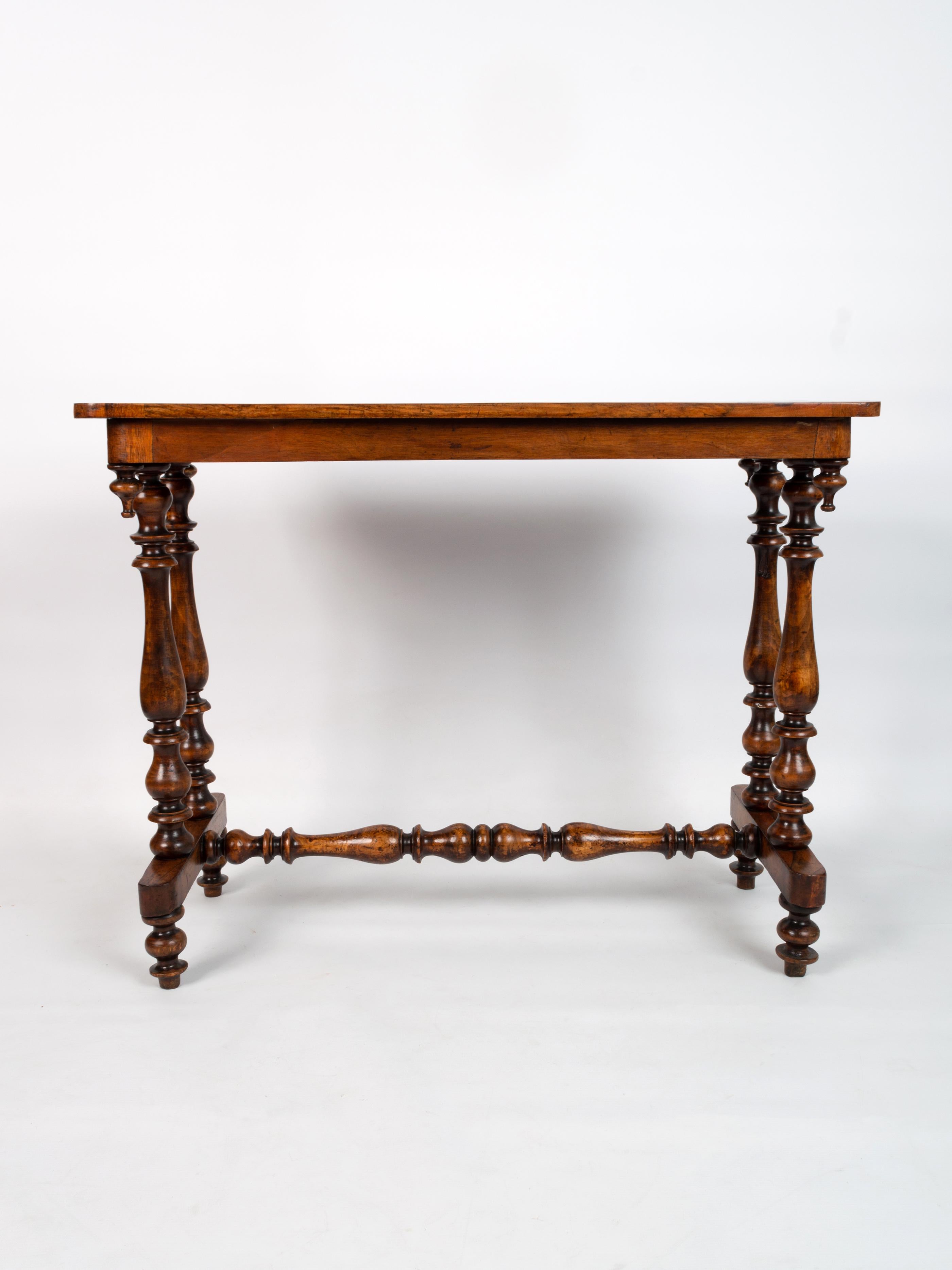 Antique English Edwardian inlaid walnut hall Table C.1900

An Edwardian inlaid walnut stretcher table, the foliate decorated rectangular top on turned supports, united by a stretcher.

In excellent condition commensurate with age.

Measures: