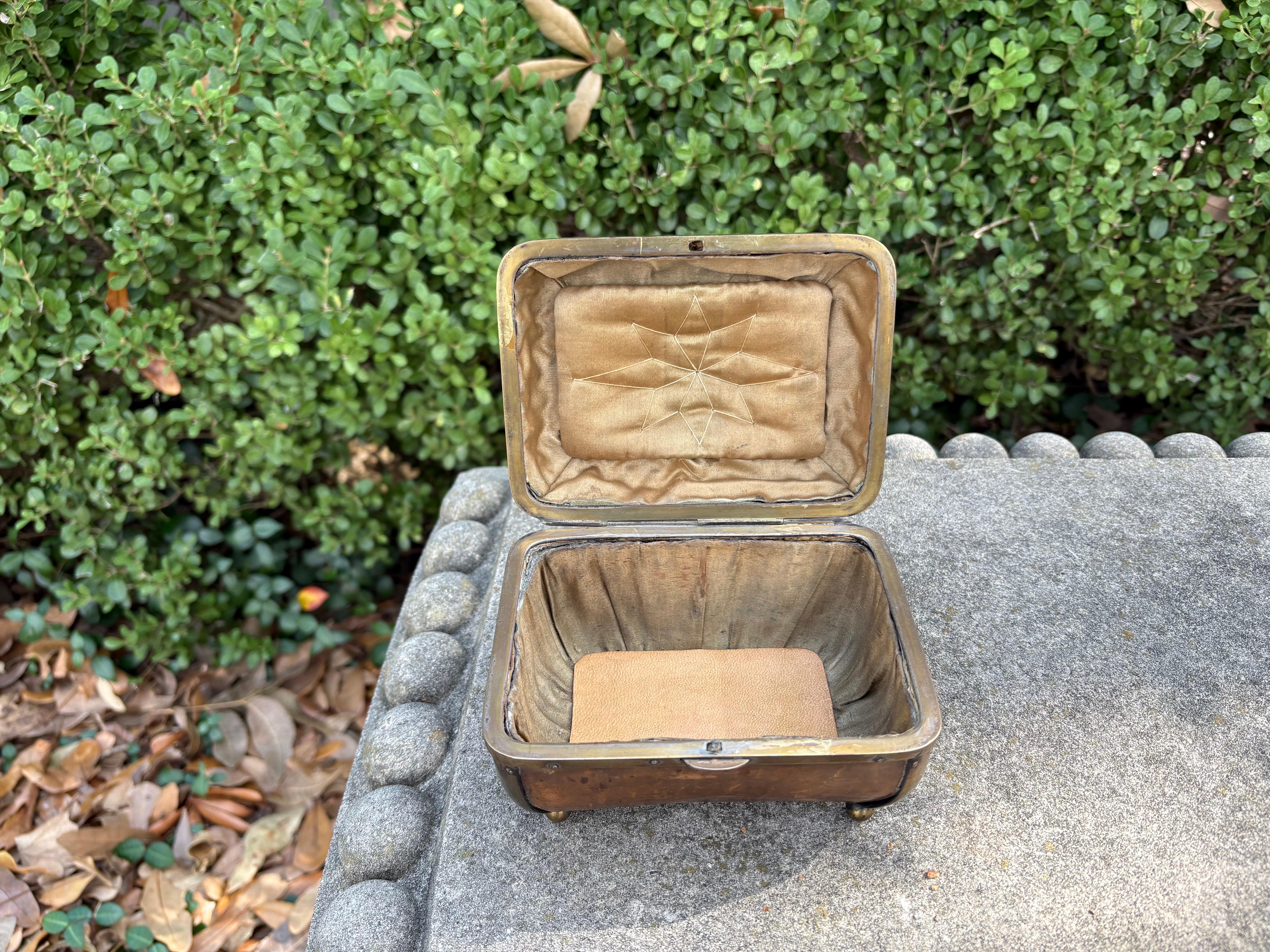 Ancienne boîte anglaise édouardienne en cuir et laiton en vente 3