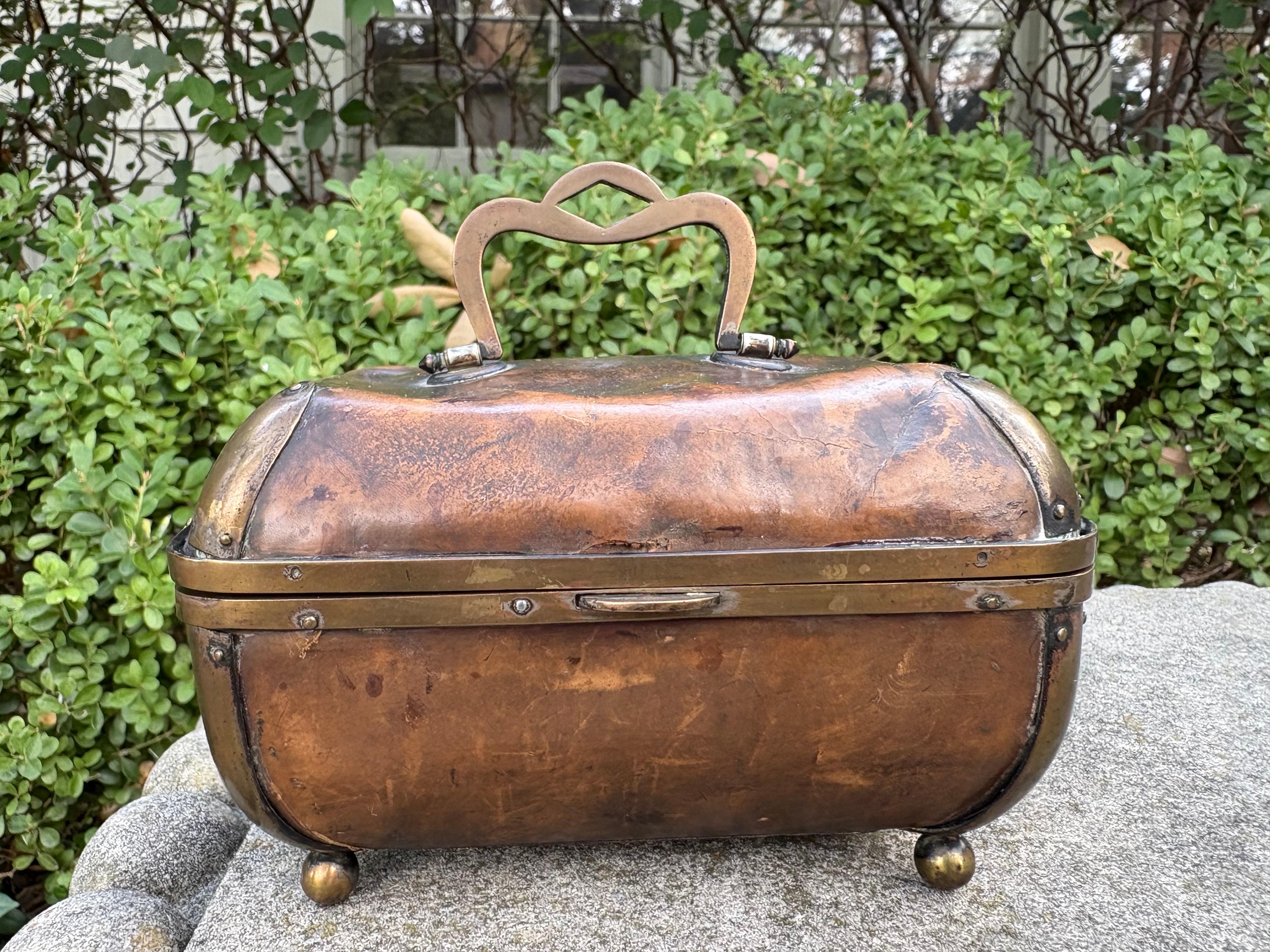 Ancienne boîte anglaise édouardienne en cuir et laiton.
Cette charmante boîte en cuir a une forme inhabituelle avec une poignée en laiton, une garniture et des pieds en forme de chignon et un touffetage.
doublure intérieure en satin.
Idéal pour