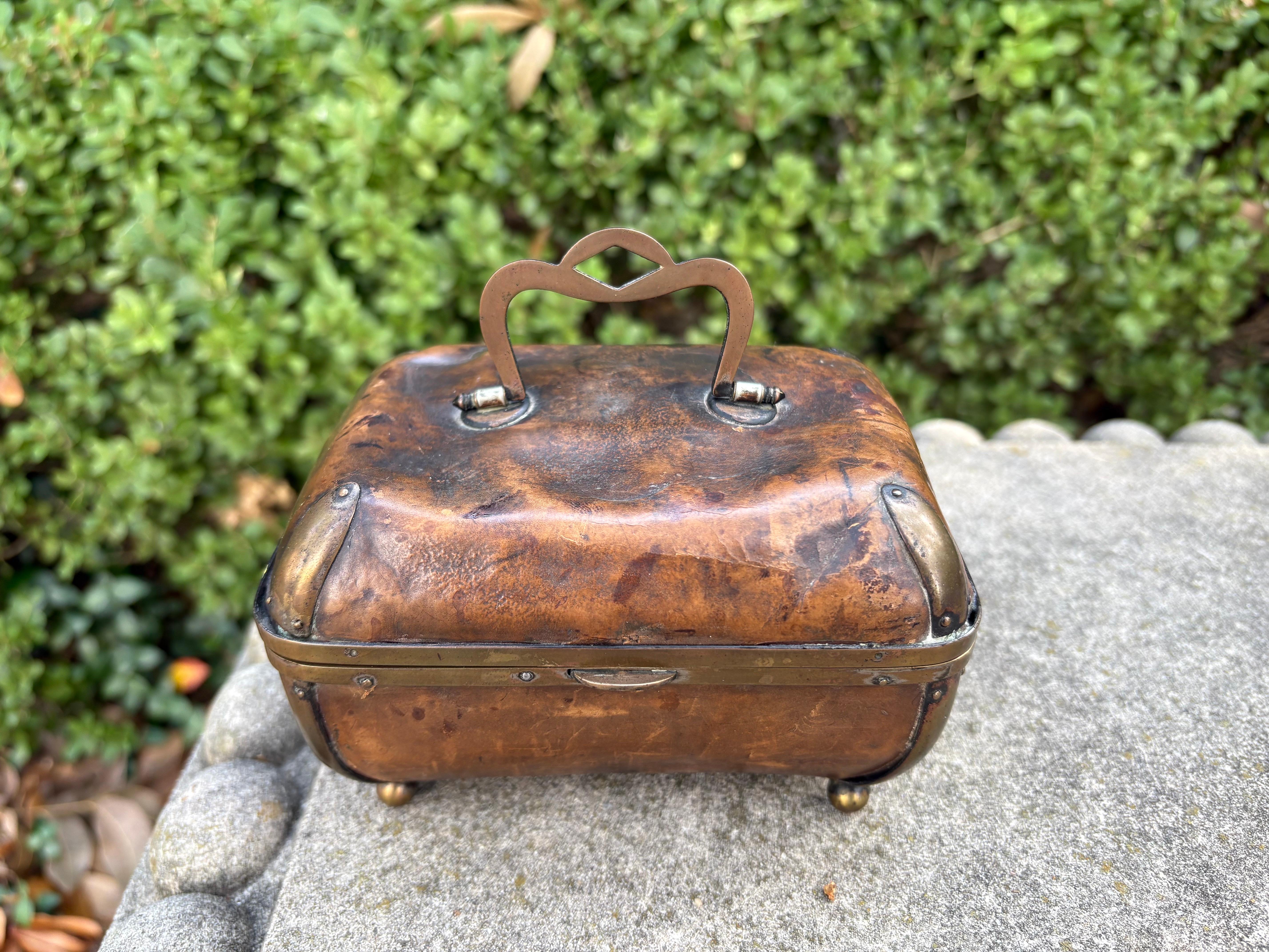 Édouardien Ancienne boîte anglaise édouardienne en cuir et laiton en vente