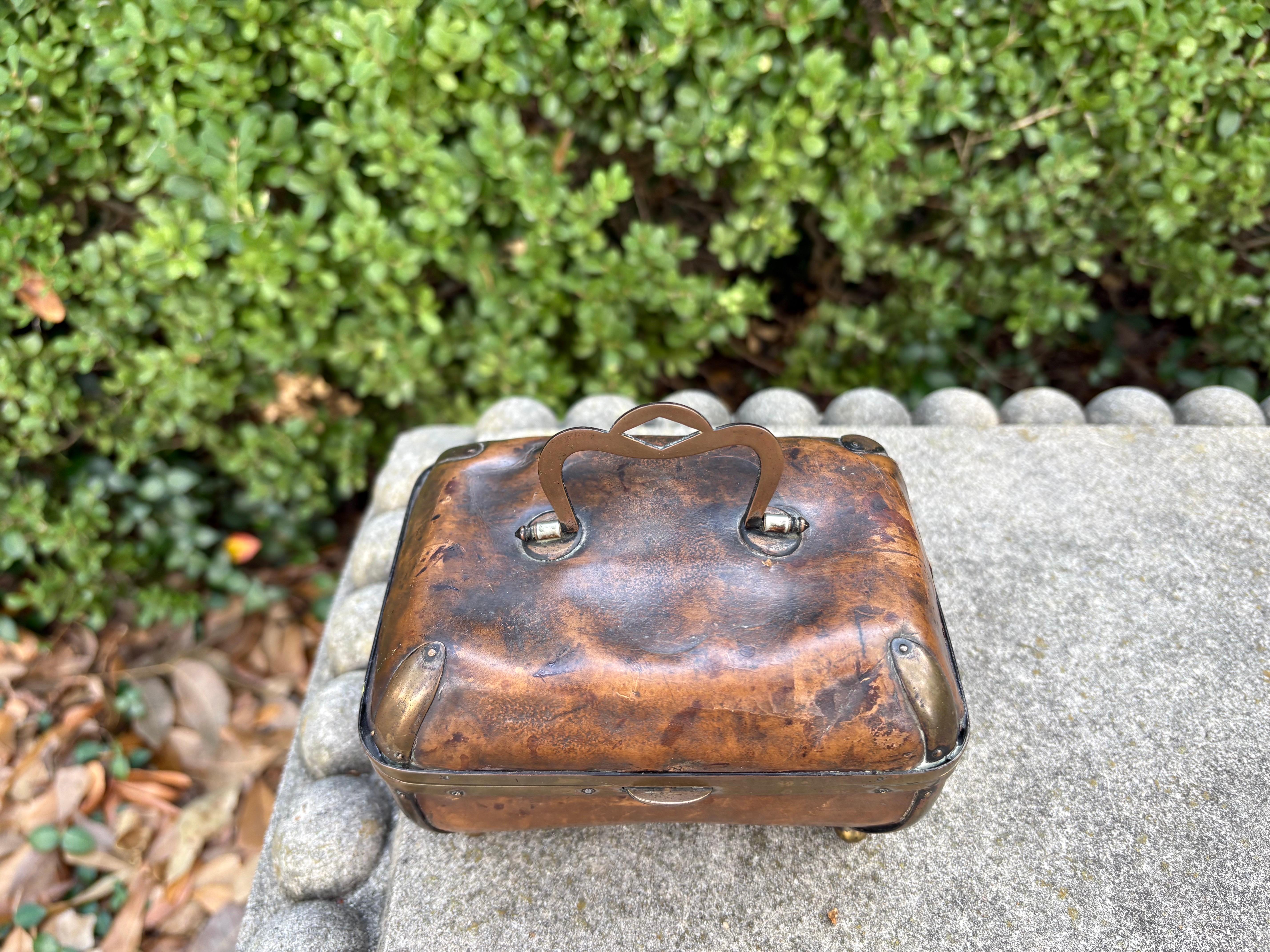 Anglais Ancienne boîte anglaise édouardienne en cuir et laiton en vente