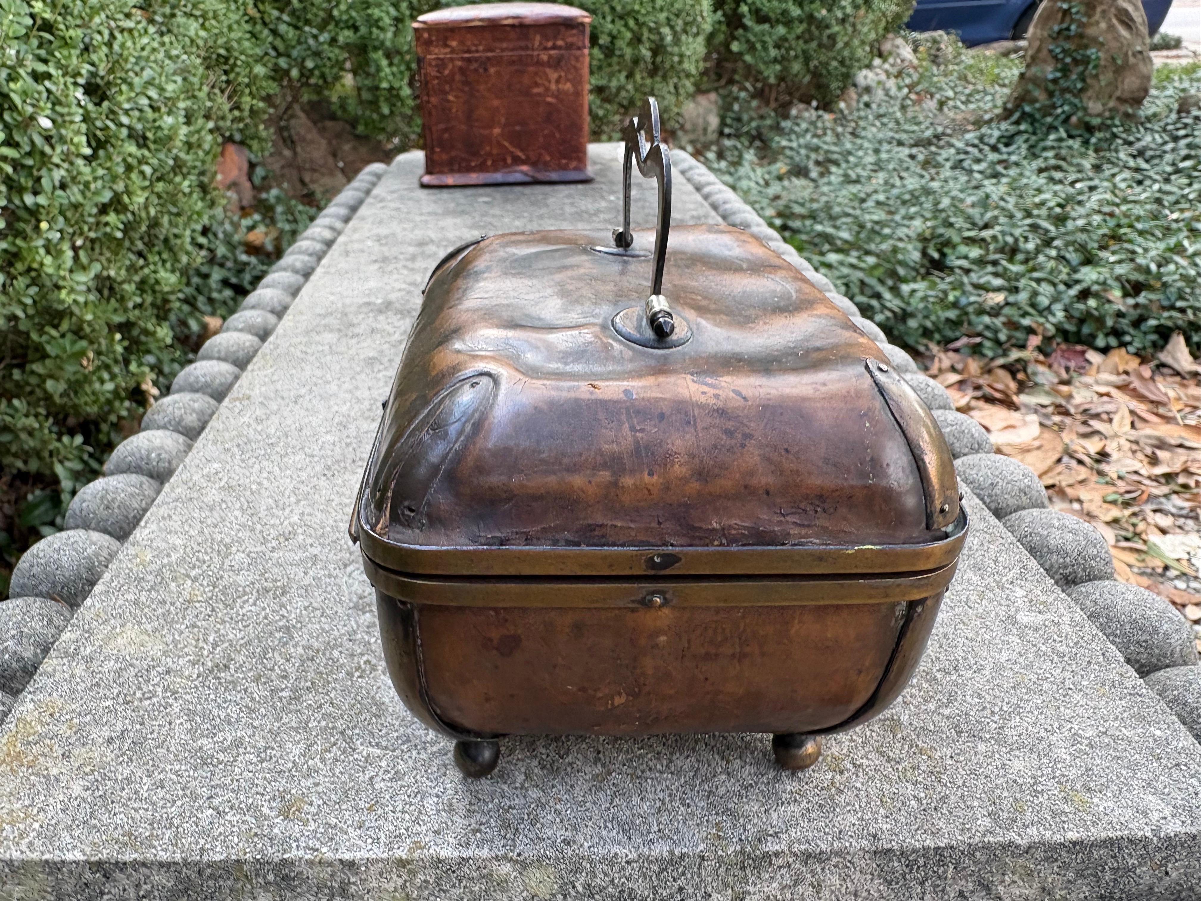 Ancienne boîte anglaise édouardienne en cuir et laiton Bon état - En vente à Houston, TX