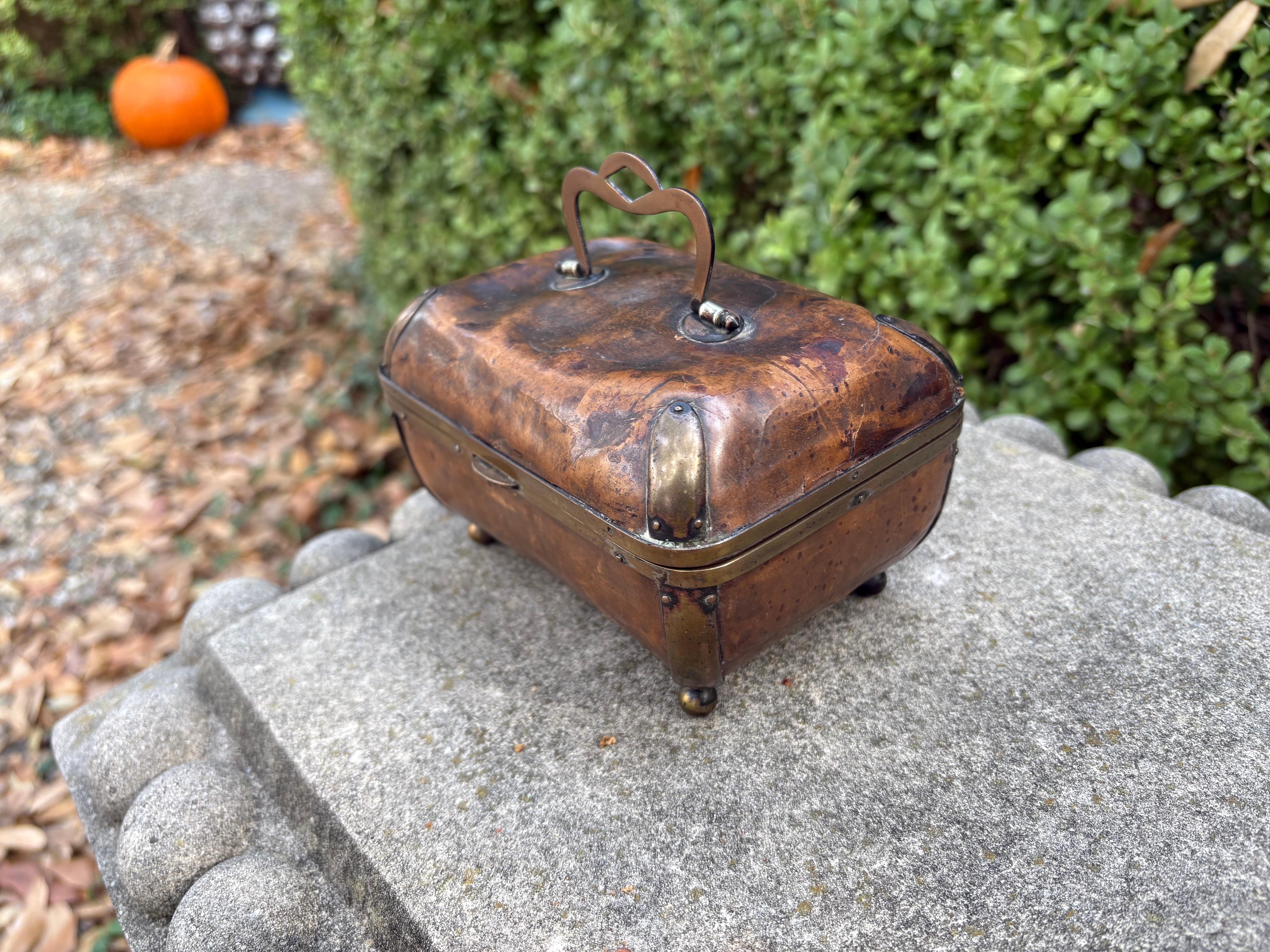 Début du 20ème siècle Ancienne boîte anglaise édouardienne en cuir et laiton en vente