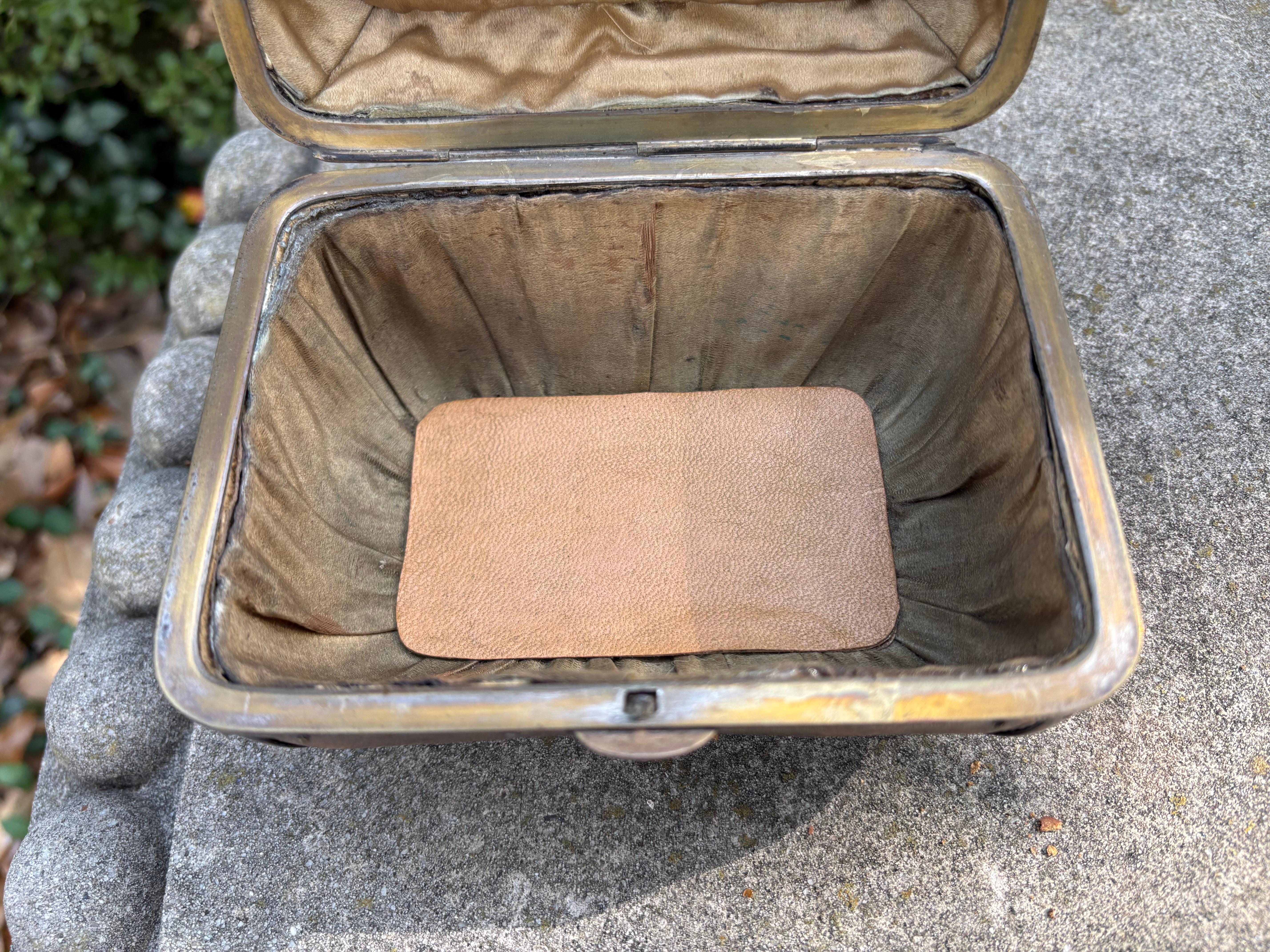 Ancienne boîte anglaise édouardienne en cuir et laiton en vente 2