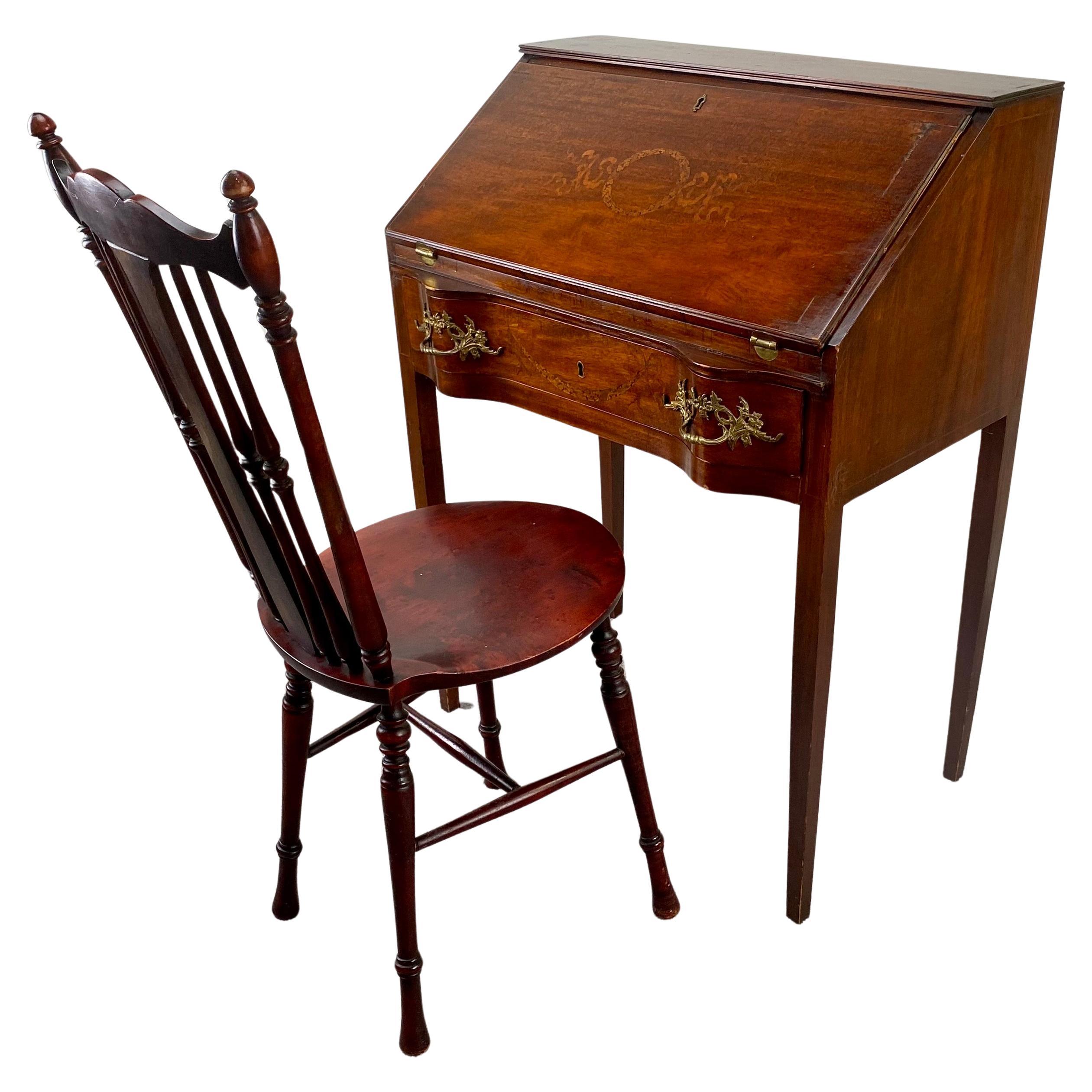 Antike englische edwardianische Mahagoni Intarsien Sekretär schräge Front Schreibtisch & Stuhl  im Angebot