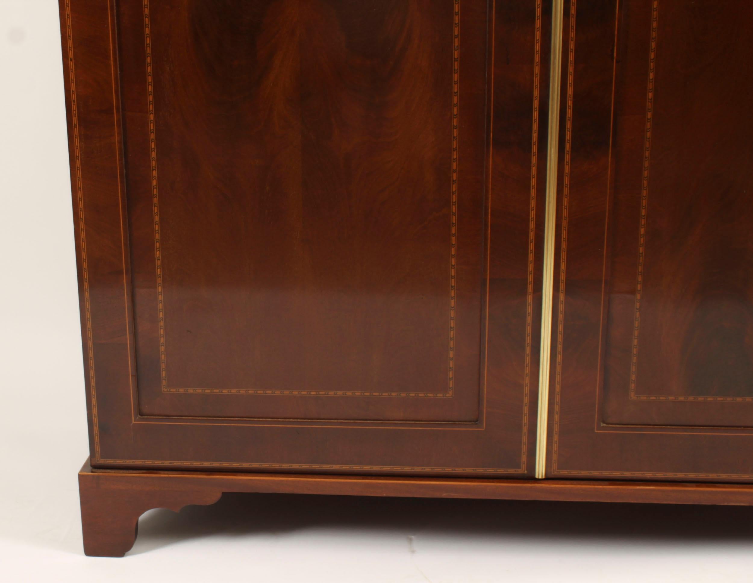 Antique English Edwardian Mahogany Inlaid Wardrobe Late 19th Century 7