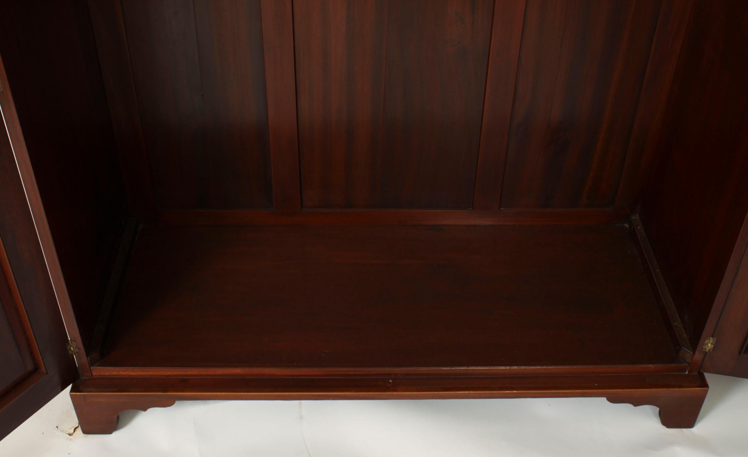 Antique English Edwardian Mahogany Inlaid Wardrobe Late 19th Century 10
