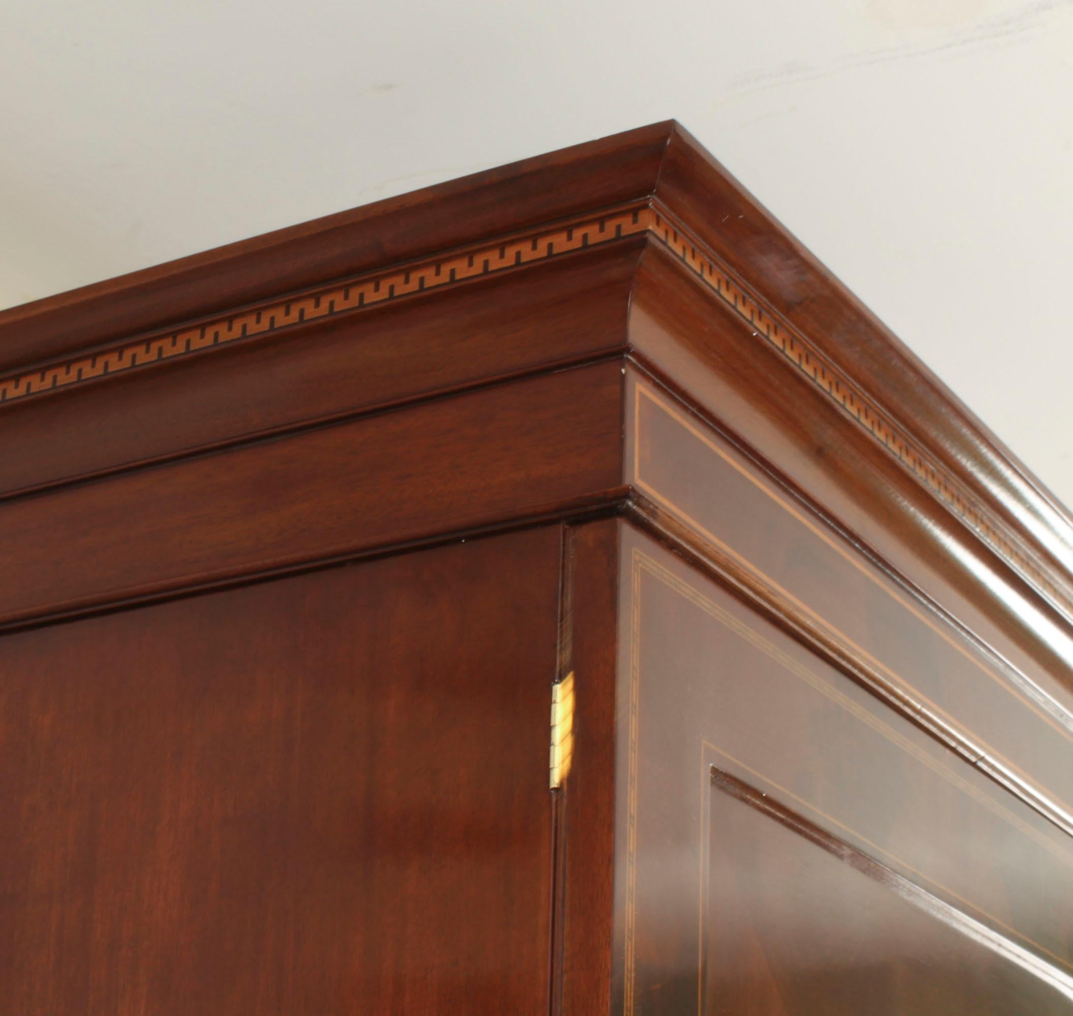 Antique English Edwardian Mahogany Inlaid Wardrobe Late 19th Century 4