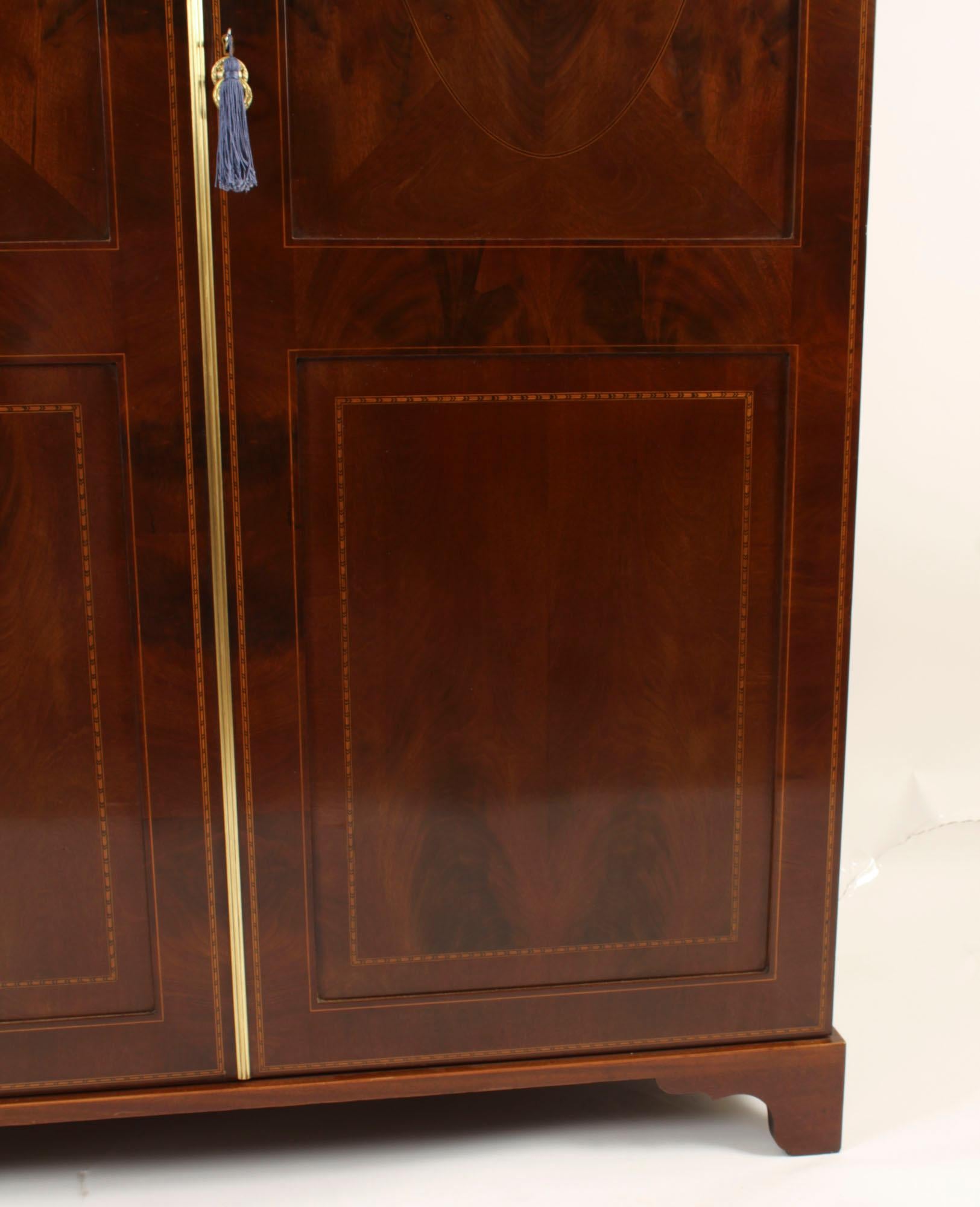 Antique English Edwardian Mahogany Inlaid Wardrobe Late 19th Century 5
