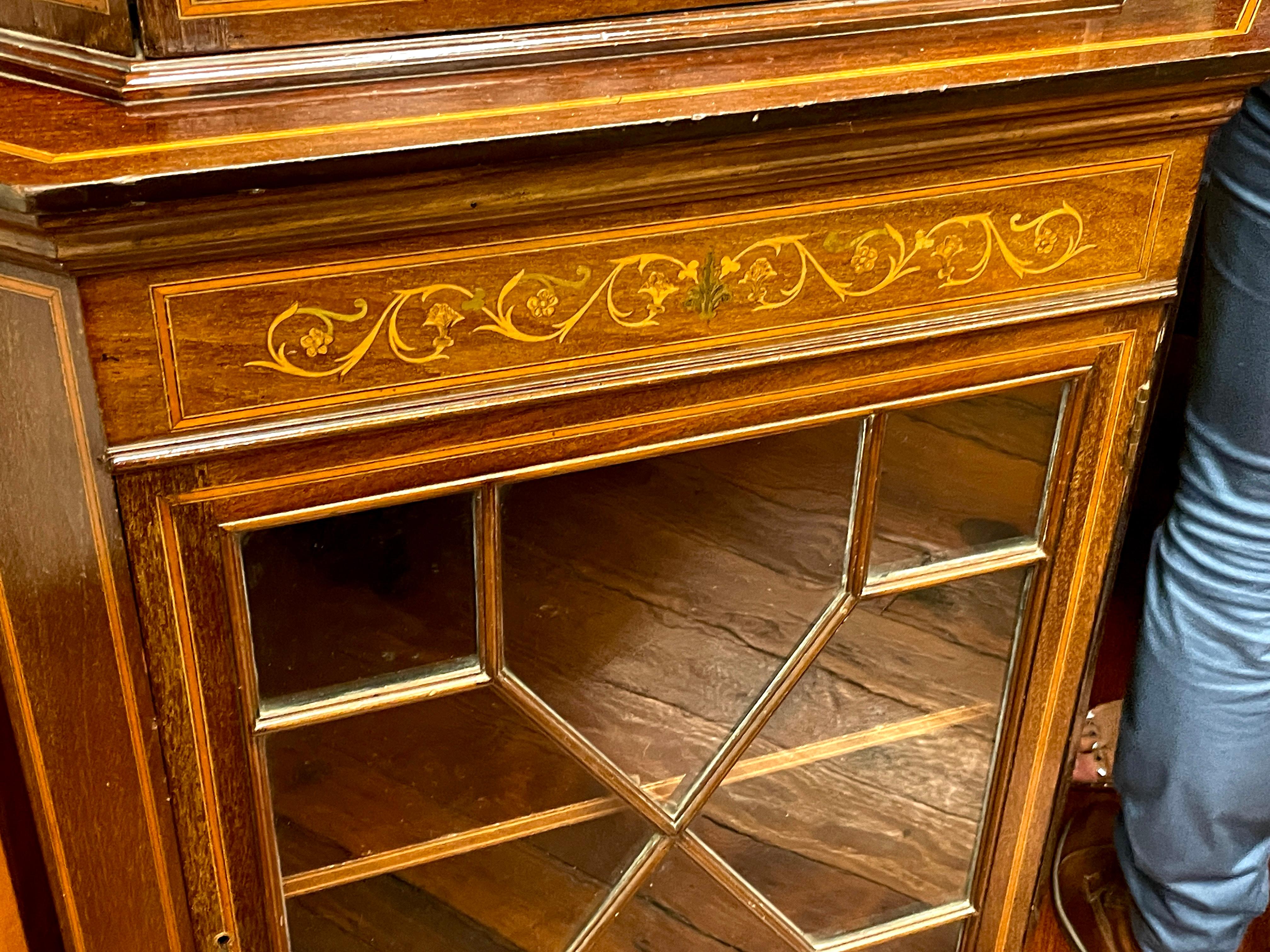 Georgien Ancienne armoire d'angle à porte vitrée en acajou marqueté de style édouardien anglais en vente