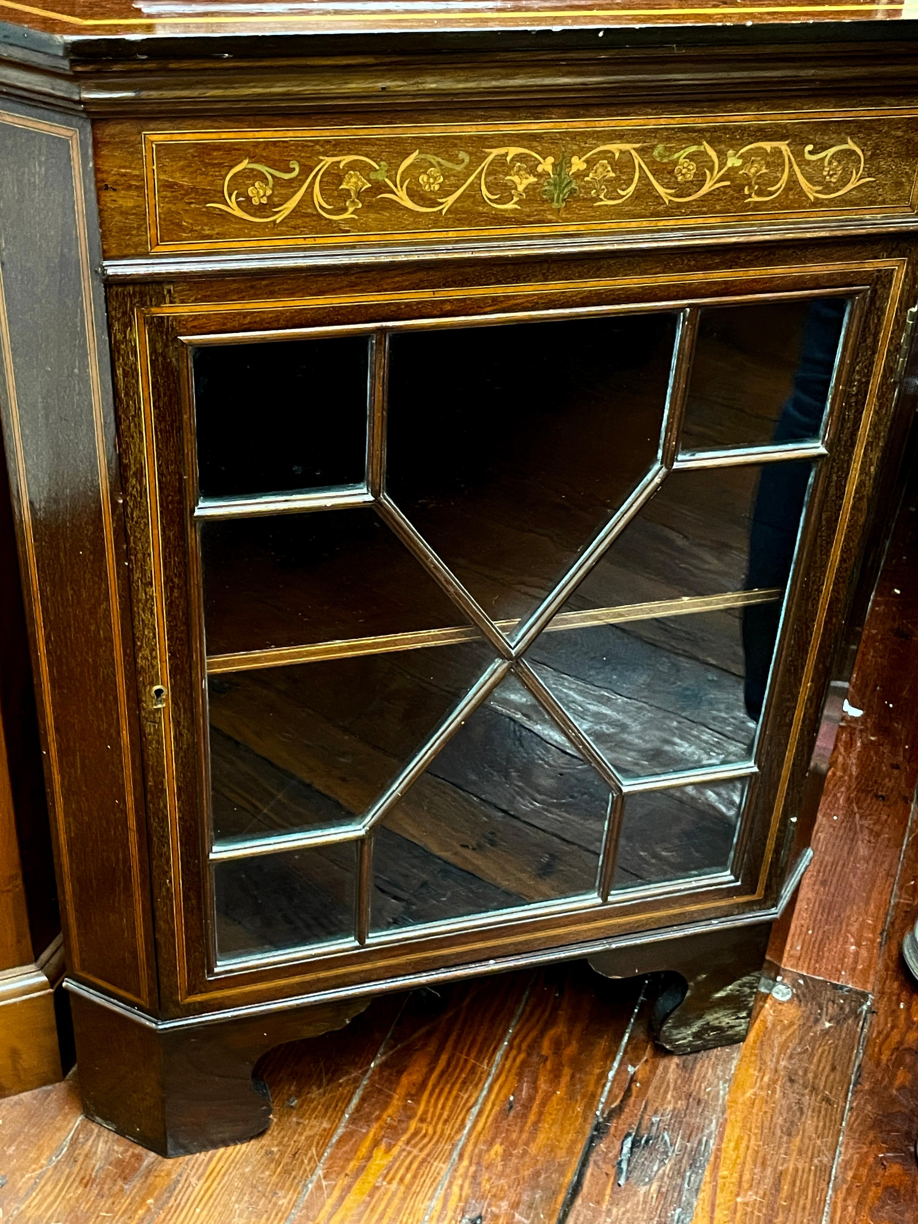 Anglais Ancienne armoire d'angle à porte vitrée en acajou marqueté de style édouardien anglais en vente