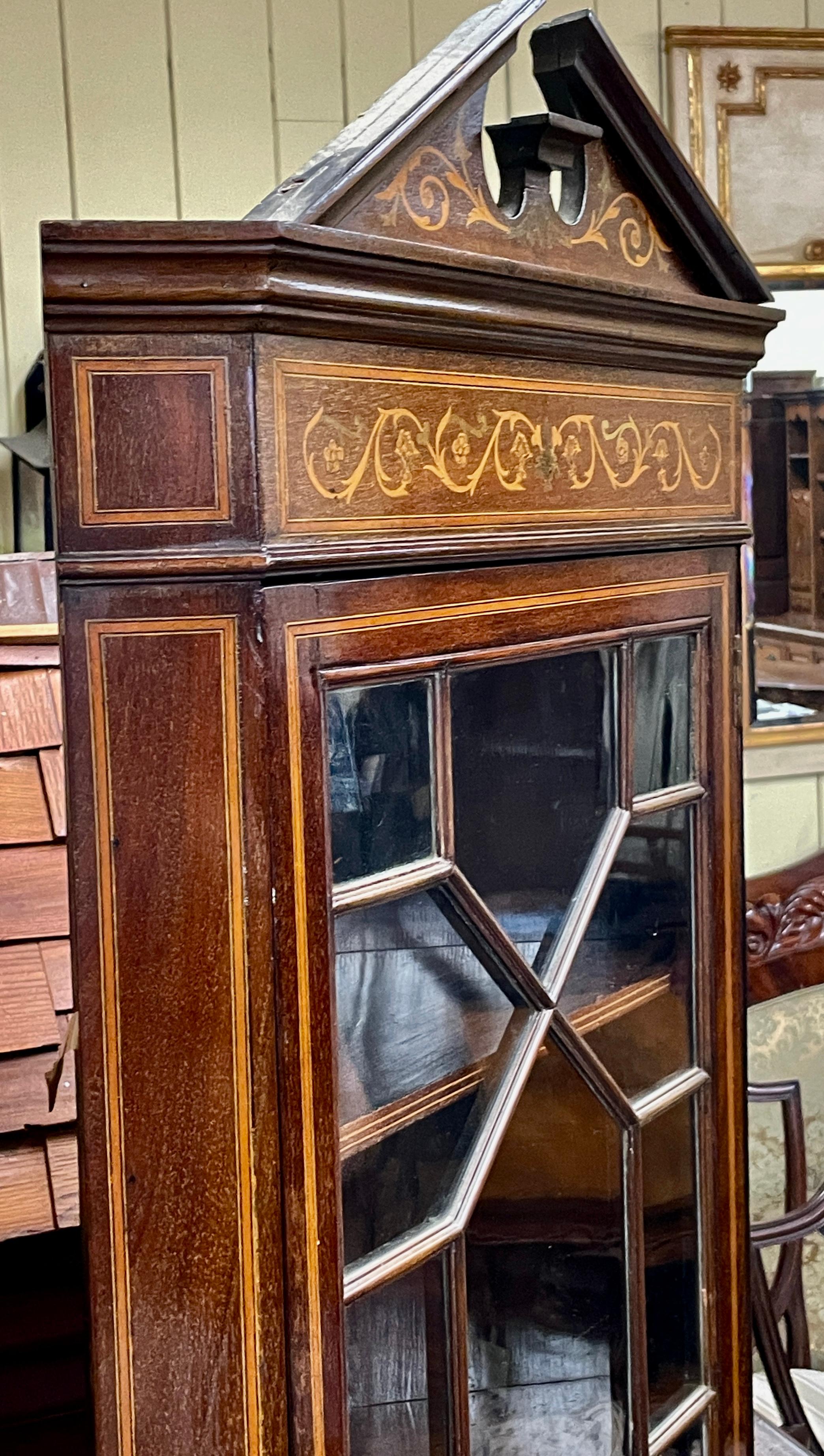 Fait main Ancienne armoire d'angle à porte vitrée en acajou marqueté de style édouardien anglais en vente