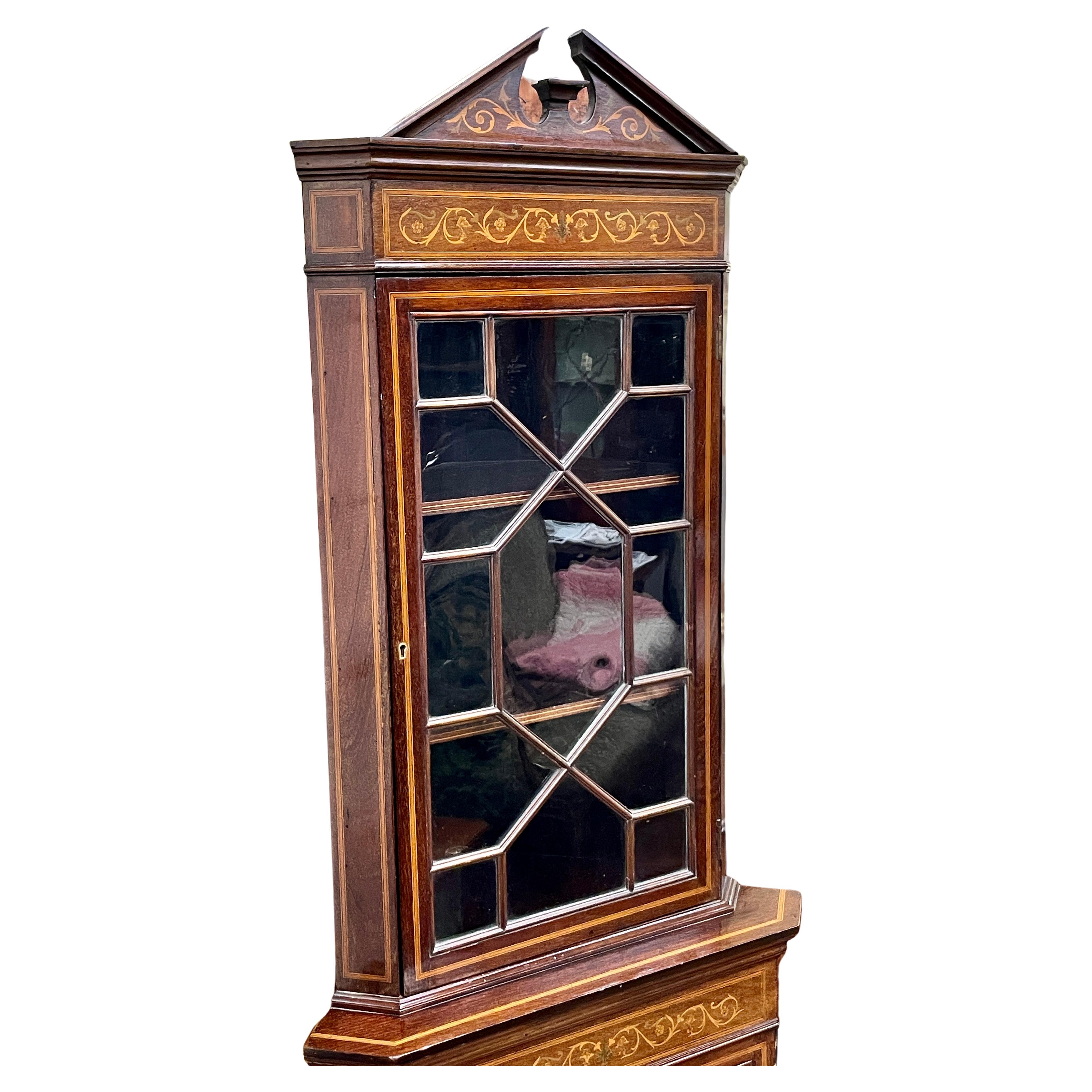 Ancienne armoire d'angle à porte vitrée en acajou marqueté de style édouardien anglais