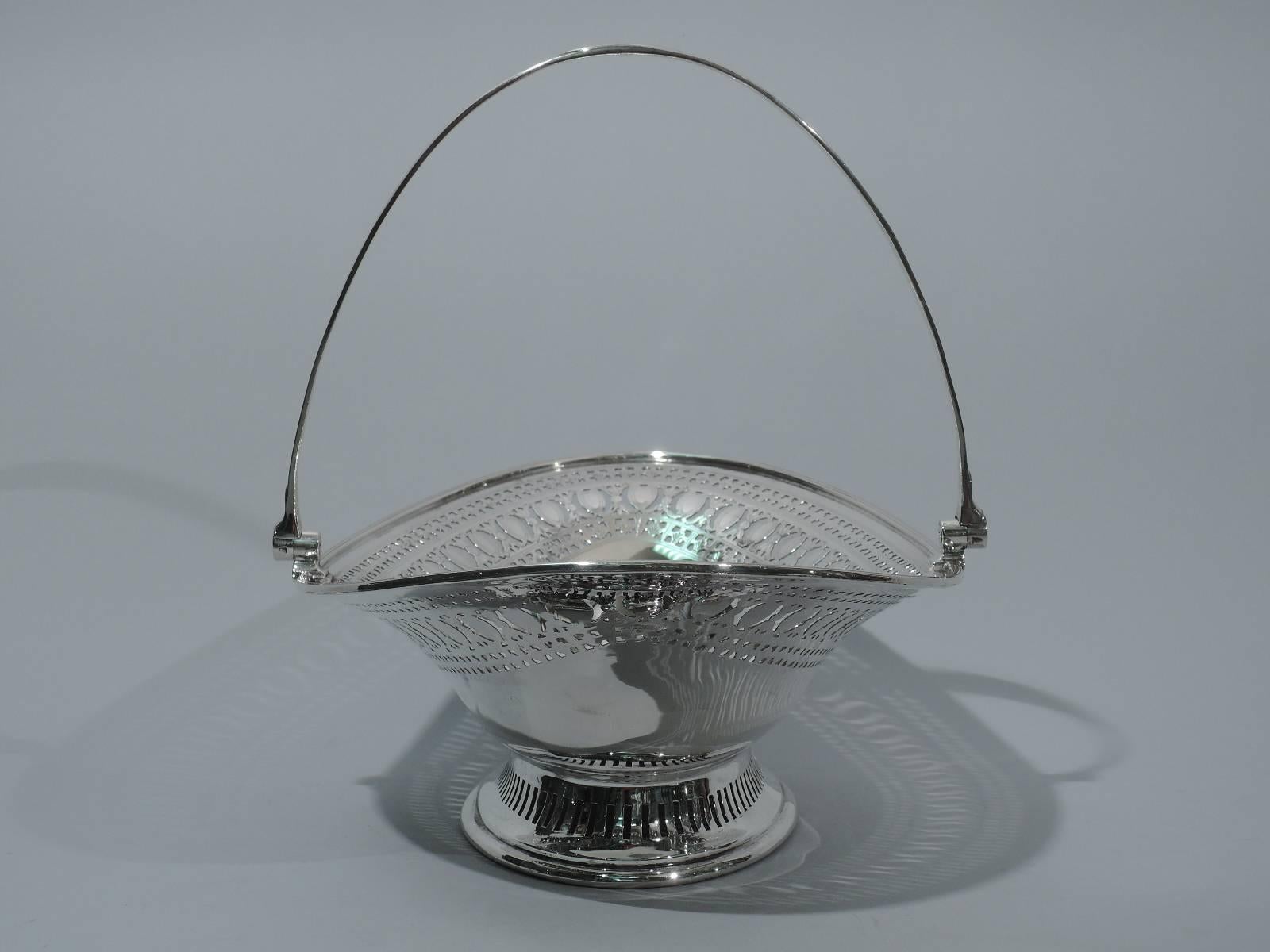 Antique English Edwardian Neoclassical Sterling Silver Basket In Excellent Condition In New York, NY