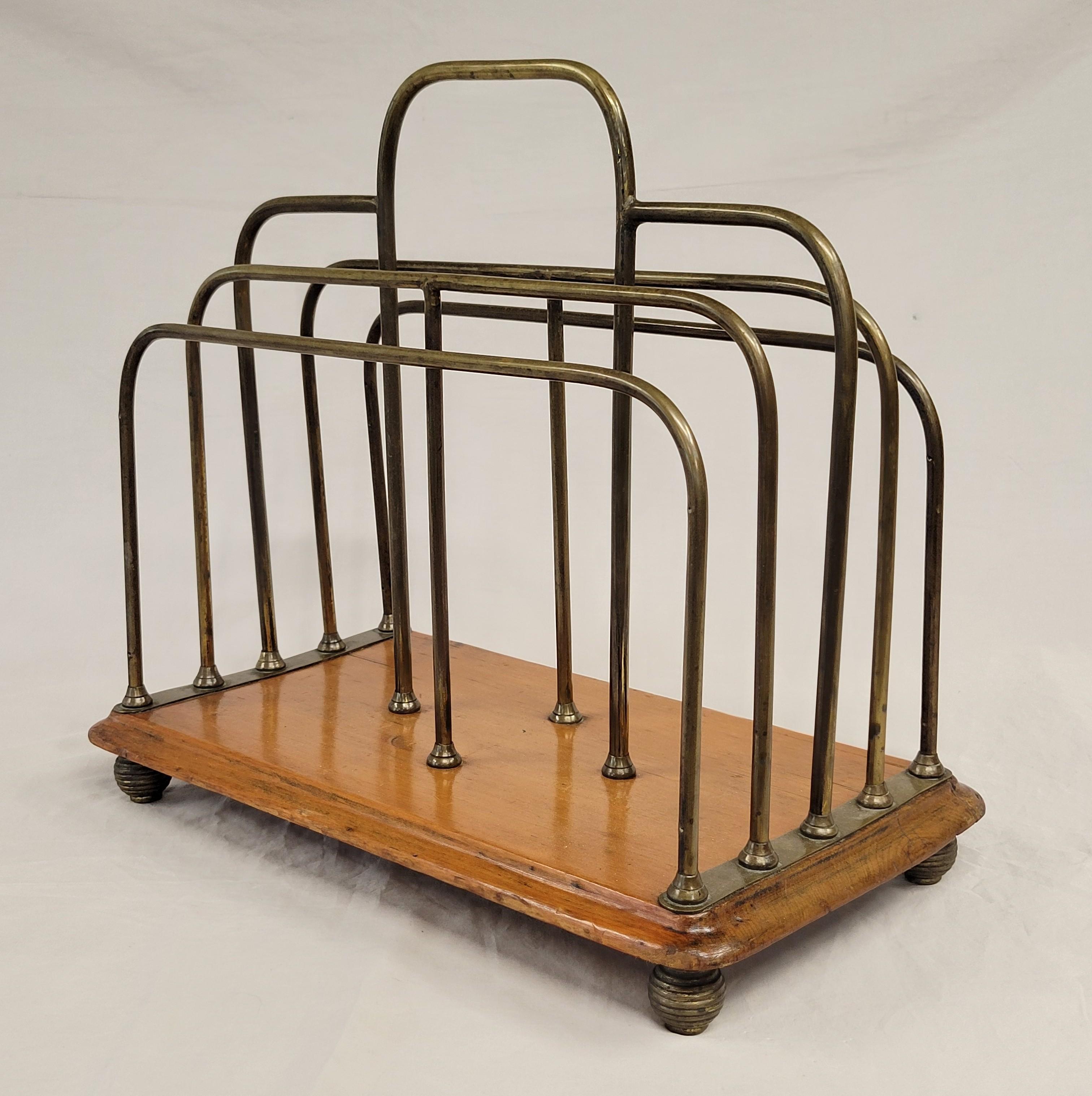 Charmant porte-revues ou porte-dossiers de bureau en chêne et laiton de l'époque édouardienne. Le laiton et le bois ont une belle patine vieillie. Tous les éléments sont intacts et le support est fonctionnel. Il est estampillé sur le dessous
