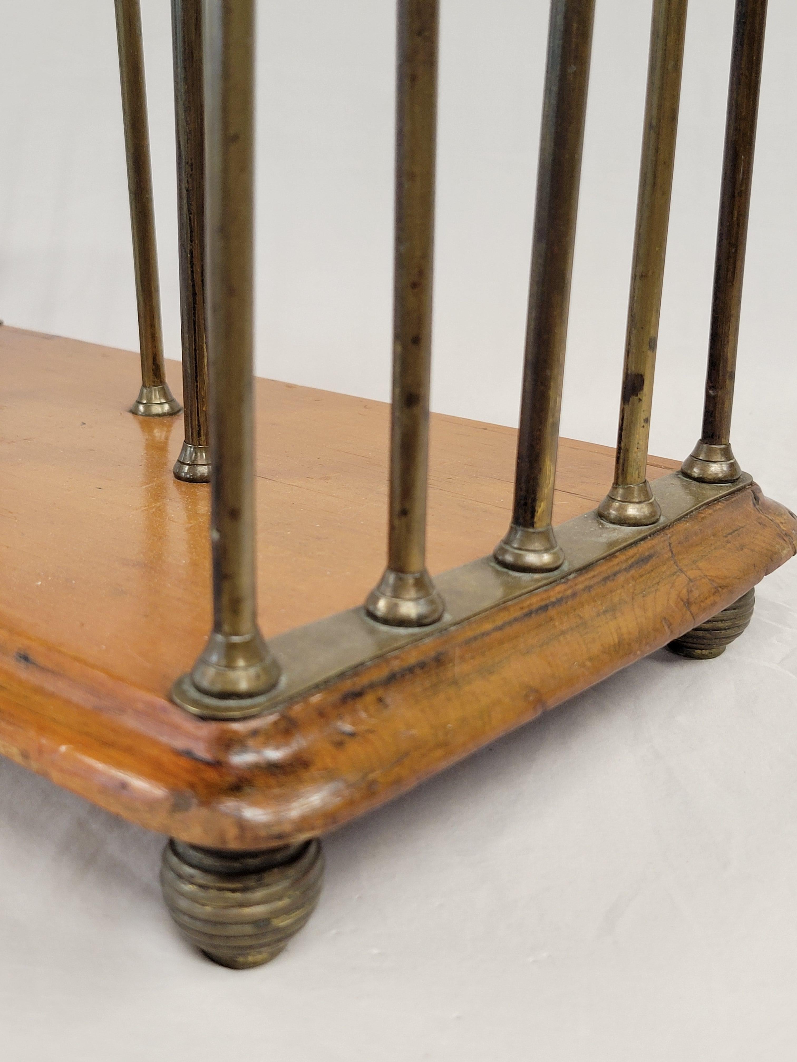 Britannique Ancien porte-bureau anglais édouardien en chêne et laiton (V.I.I.S.) en vente