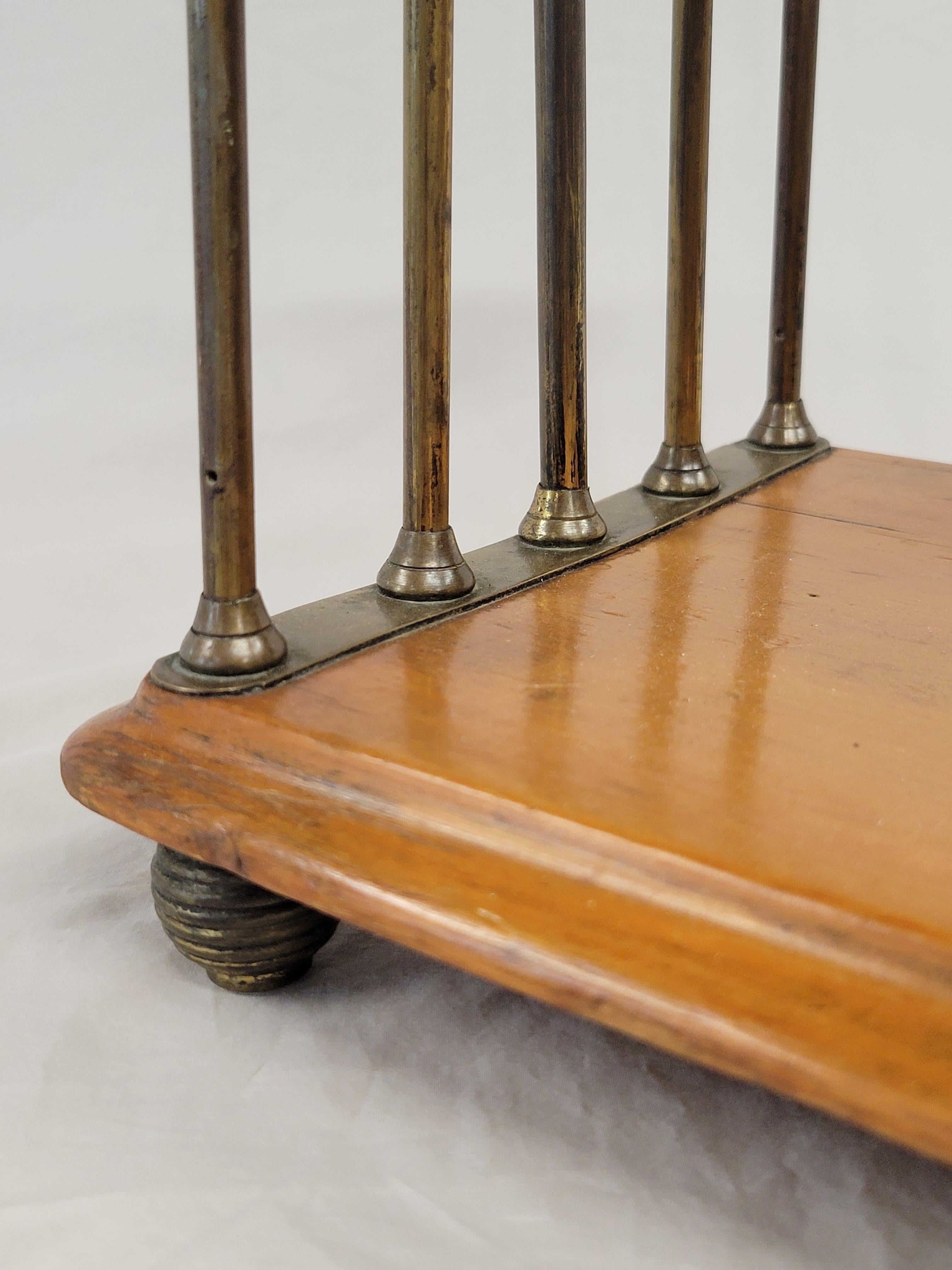 Ancien porte-bureau anglais édouardien en chêne et laiton (V.I.I.S.) Bon état - En vente à Centennial, CO