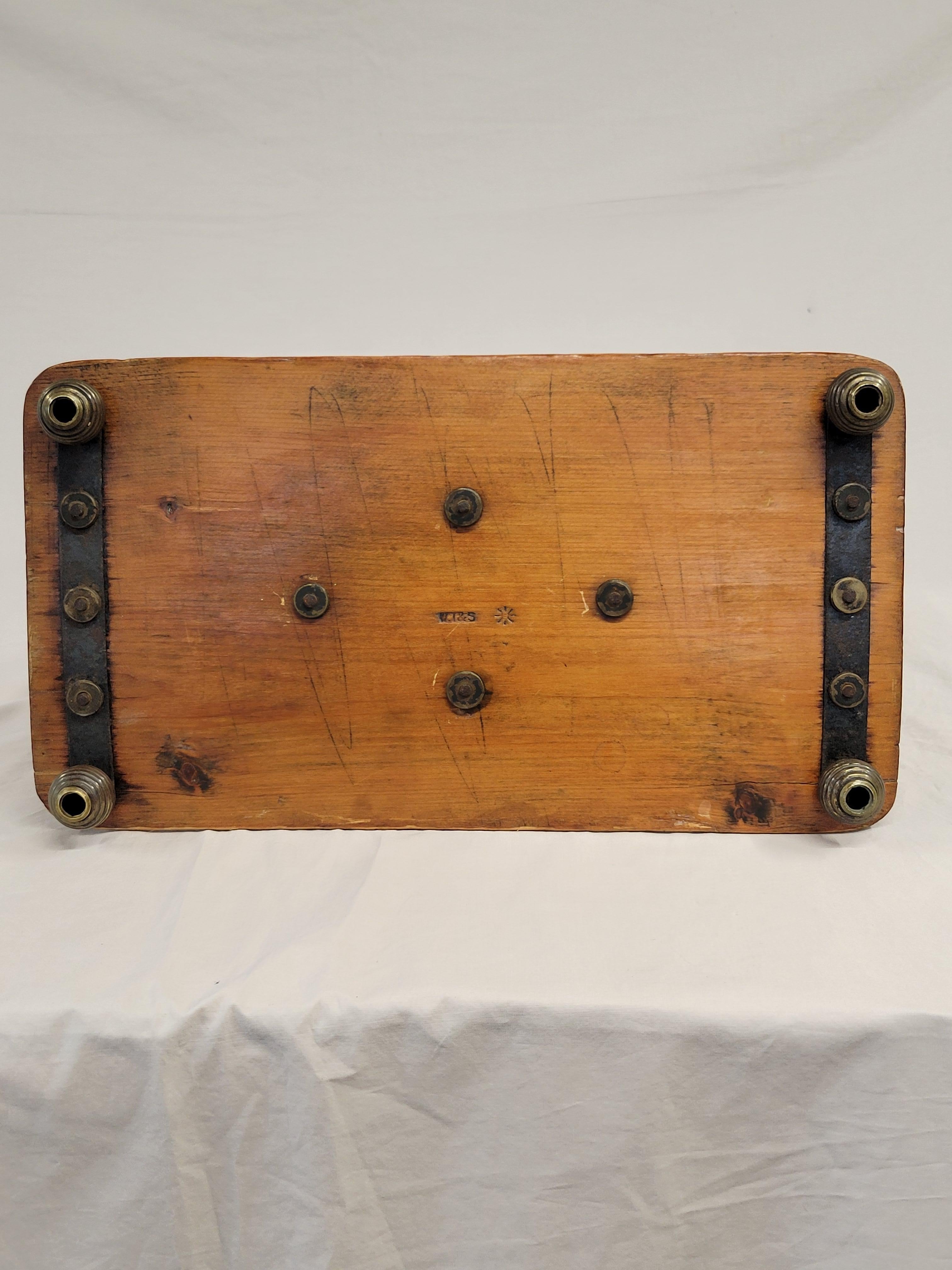 20ième siècle Ancien porte-bureau anglais édouardien en chêne et laiton (V.I.I.S.) en vente