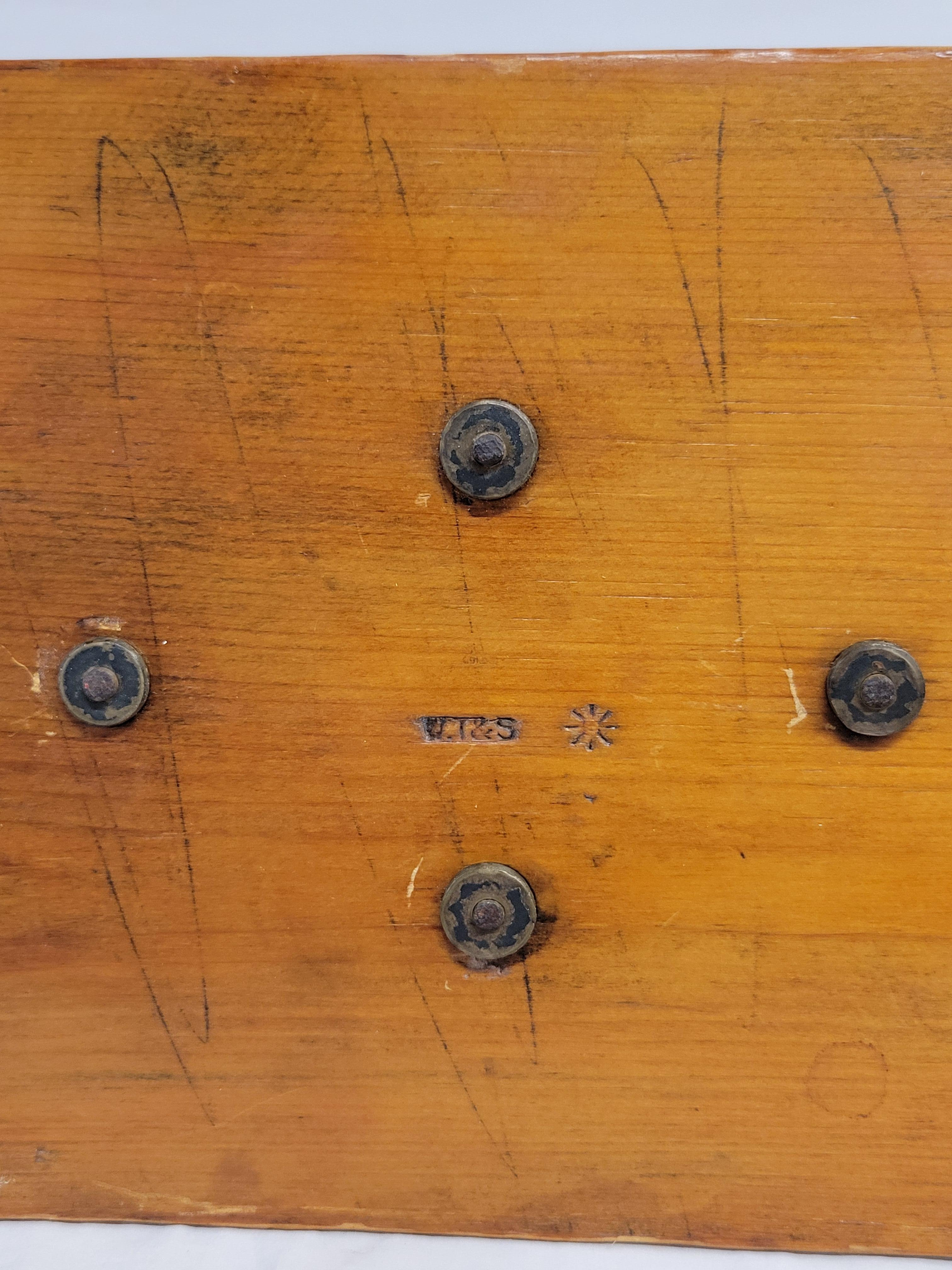 Laiton Ancien porte-bureau anglais édouardien en chêne et laiton (V.I.I.S.) en vente