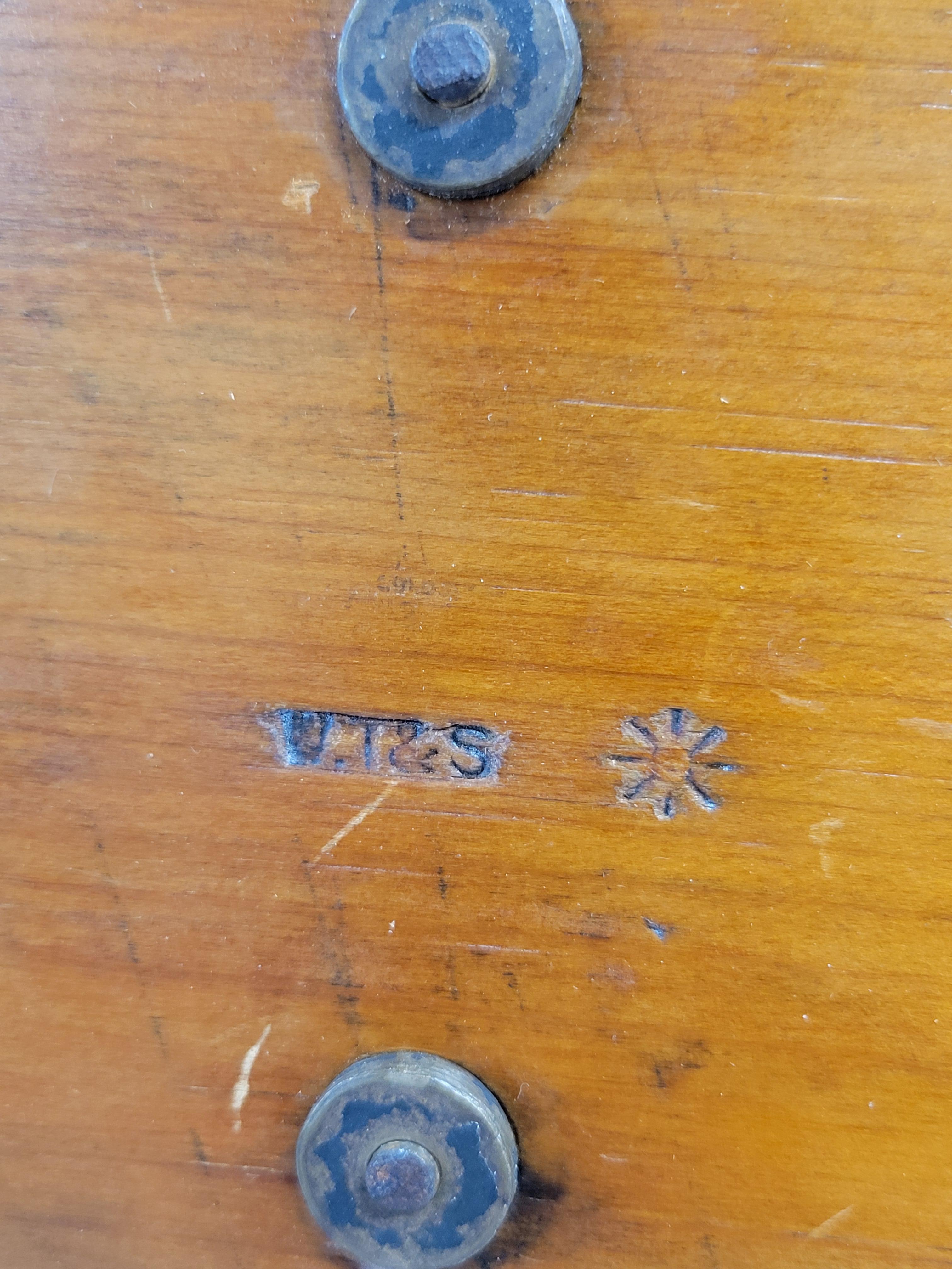 Ancien porte-bureau anglais édouardien en chêne et laiton (V.I.I.S.) en vente 1