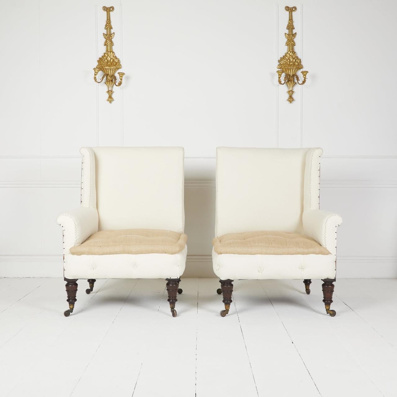 Sillas eduardianas inglesas únicas revestidas de calicó egipcio y arpillera natural sobre patas torneadas de caoba y ruedas de época.
Dimensiones: H 39″  AN 27″ PR 27″  Sd 23″.  Sh 16
Inglaterra Circa 1900
Ref MS204
Servicio de tapicería