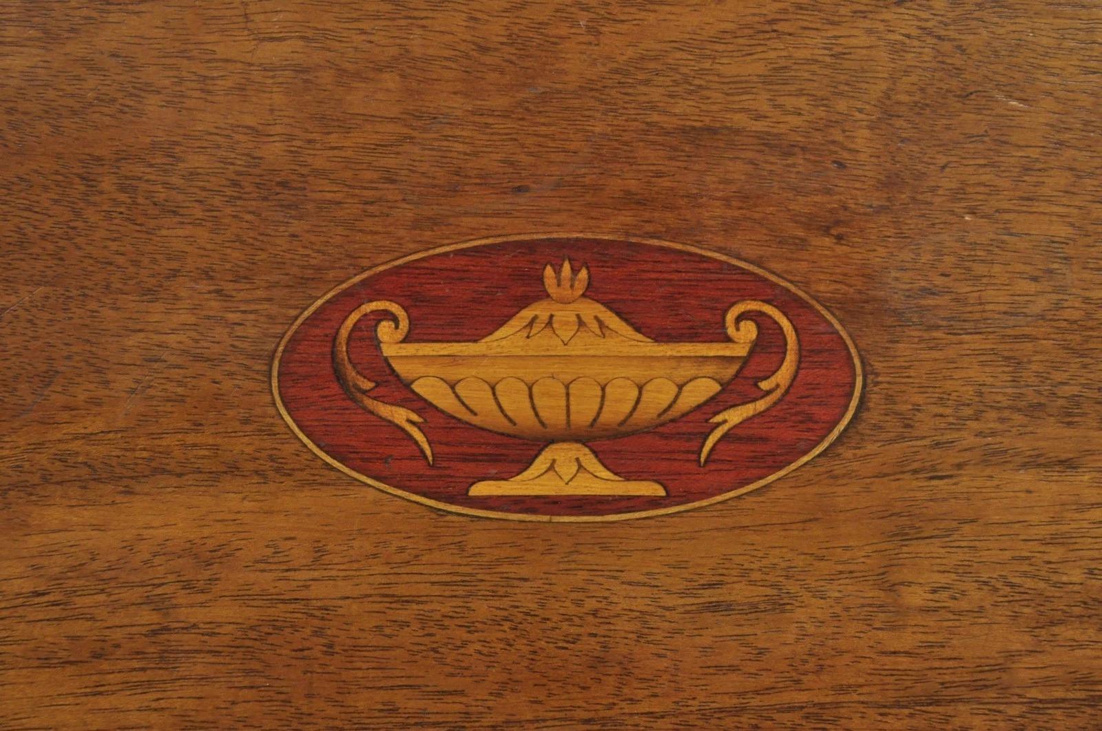 Antike englische Edwardian Oval Mahagoni Butlers Bar Serviertablett mit Urne Inlay und Messing Griffe. CIRCA Anfang des 20. Jahrhunderts. Abmessungen: 2