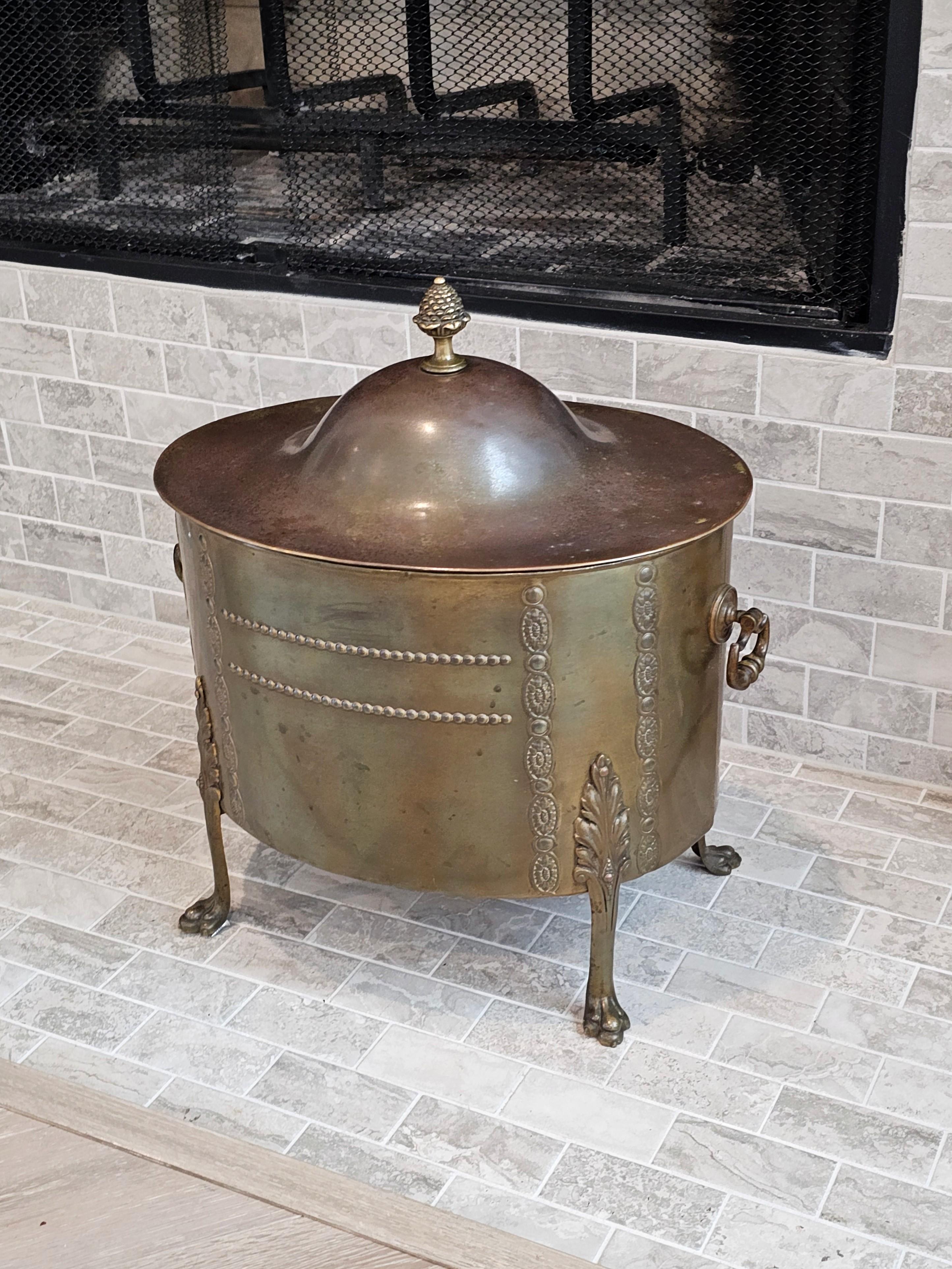 Antique English Edwardian Period Brass Fireplace Coal Scuttle In Good Condition In Forney, TX