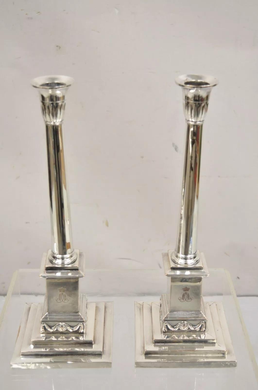 Antico portacandele a colonna inglese edoardiano placcato in argento - una coppia. L'oggetto presenta colonne centrali sfaccettate, base a gradini, ornamenti drappeggiati, base riempita di piombo, monogramma 