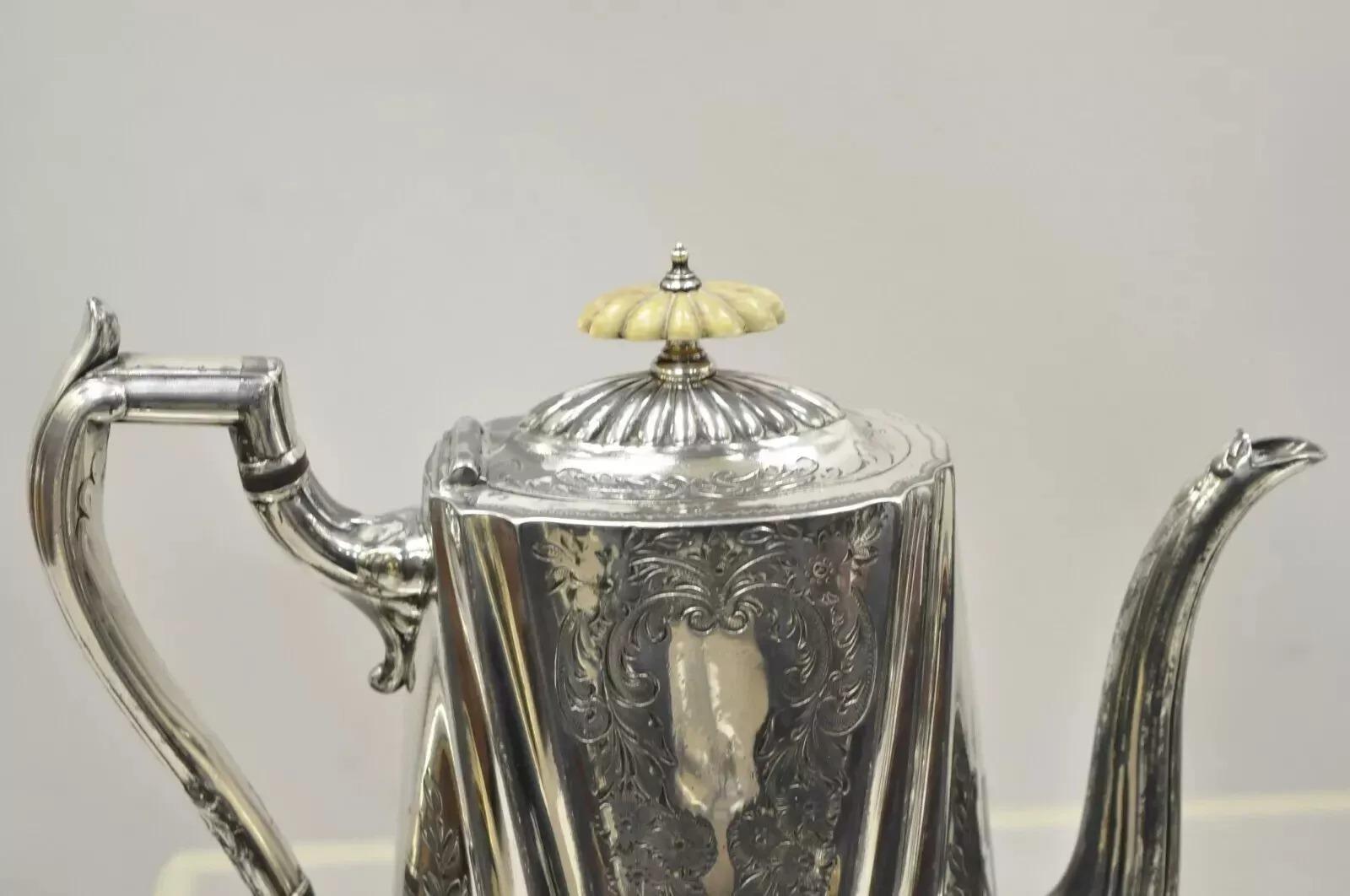 Antike englische edwardianische versilberte viktorianische Kaffeekanne mit Blumengravur, viktorianisch (Unbekannt) im Angebot